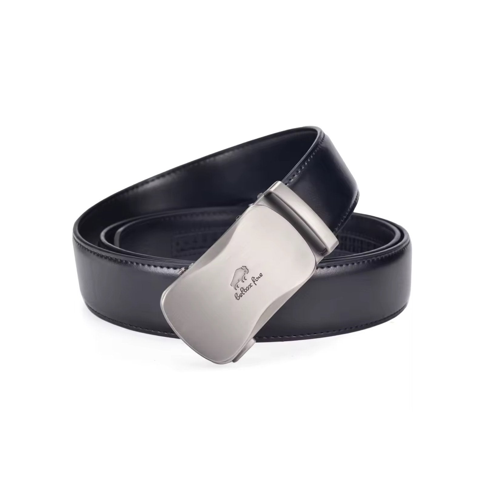 Muški kožni kaiš u crnoj boji, prednji prikaz kaiša i automatske kopče. Kolekcija kožnih kaiševa sa čeličnom automatskom kopčom