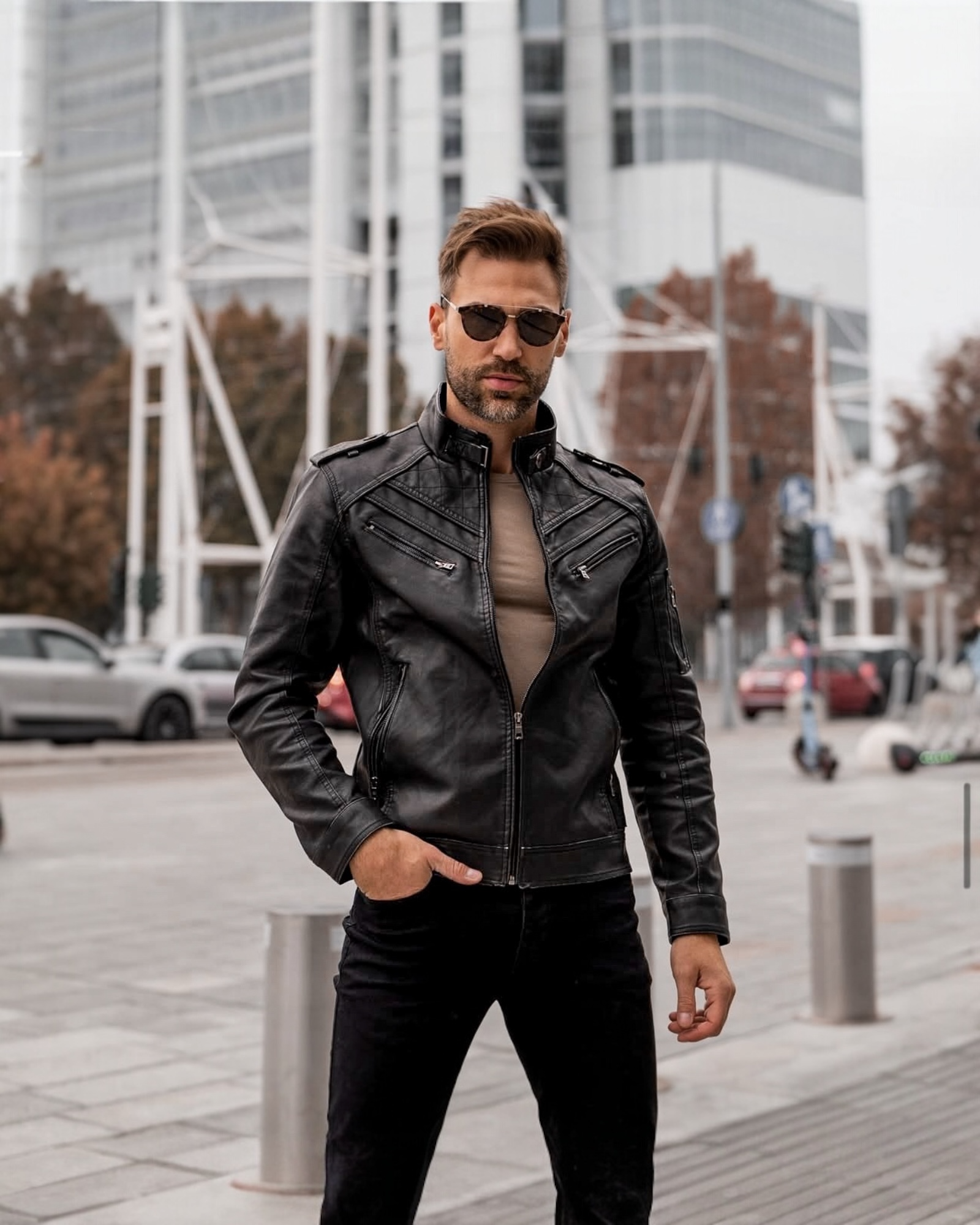 Muškarac nosi kožnu prolećnu jaknu u crnoj boji