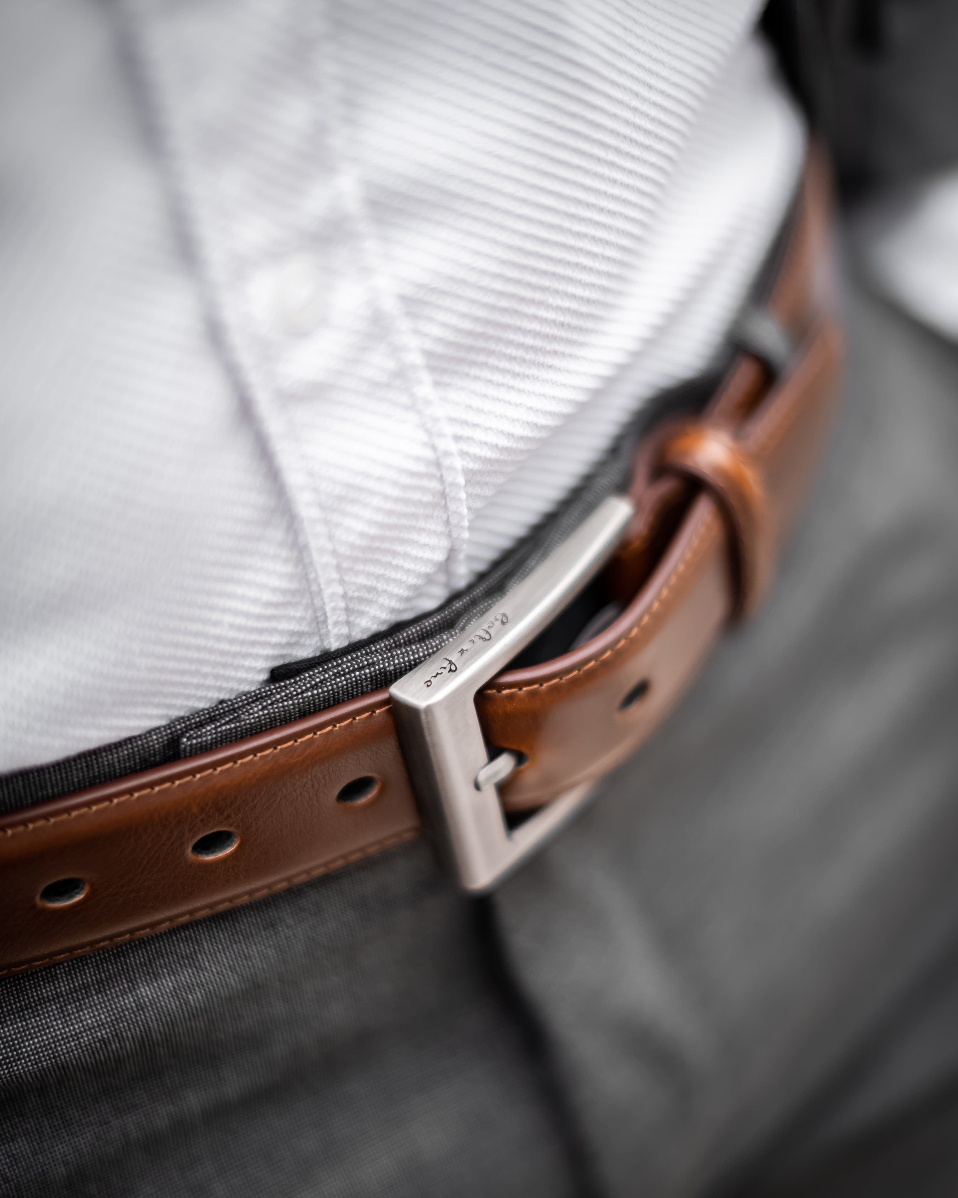 Prikaz kaiša na muškim pantlonama. Muški kožni kaiš, klasican stil, braon boja. Kolekcija muških kaiševa Be Brave