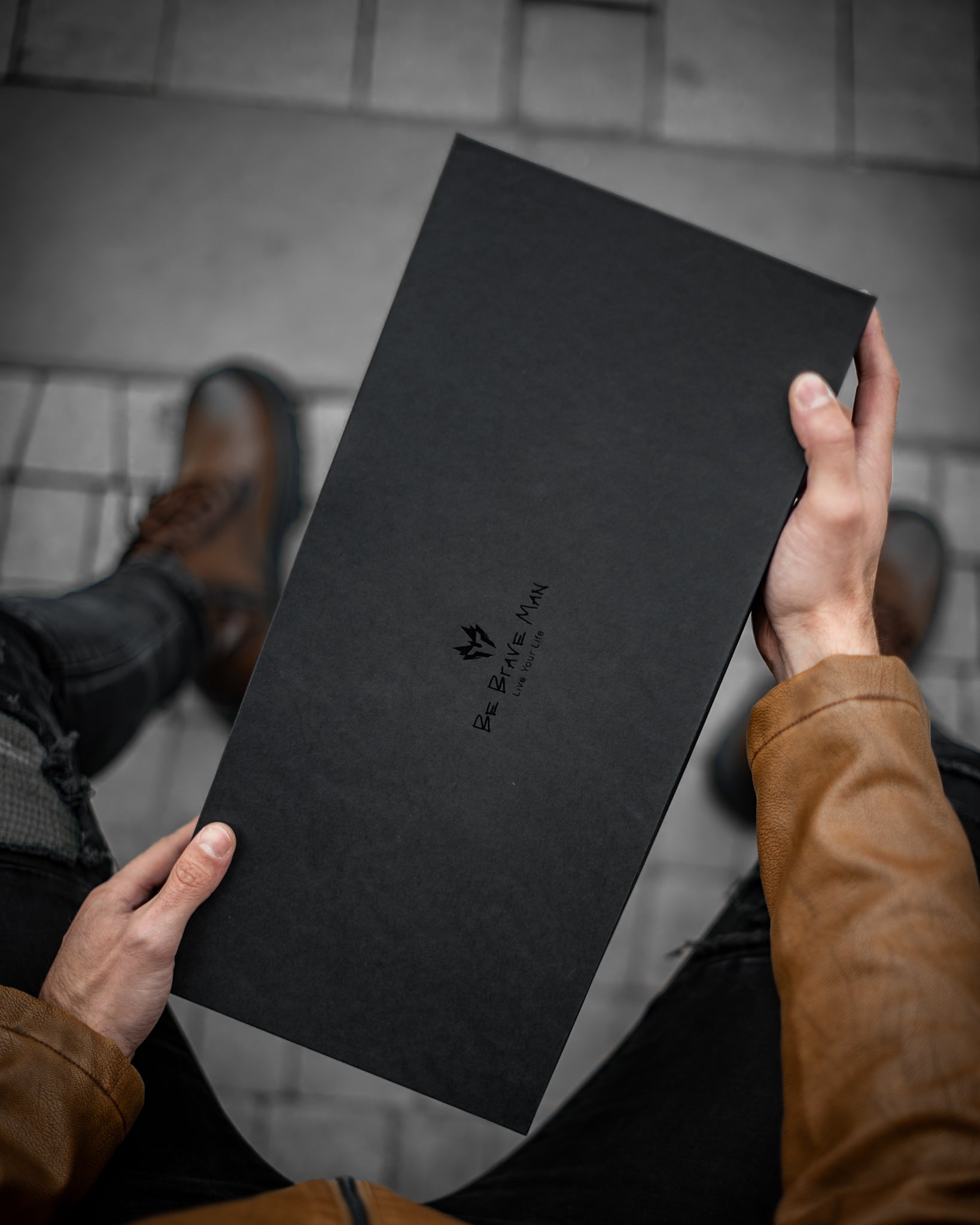 Muška kožna torba od prave kože   je ključni komad za ozbiljan izgled. Naša kolekcija kombinuje vrhunski kvalitet i pristupačne cene, nudeći vam dugotrajan luksuz i stil.