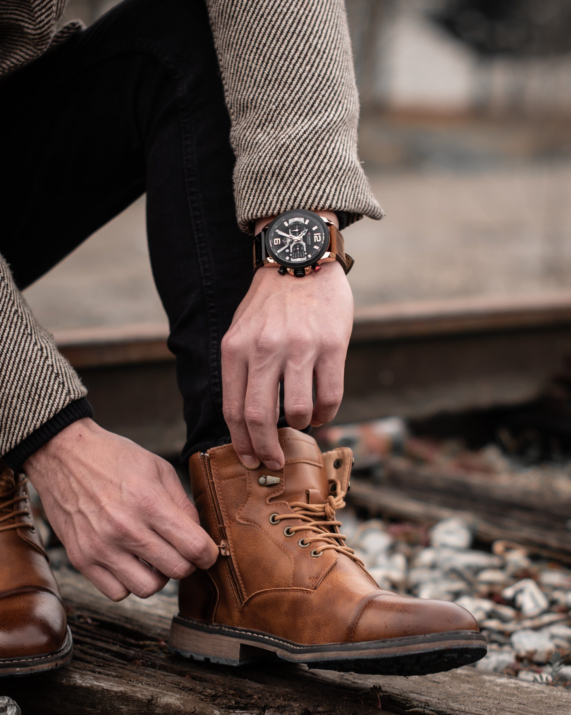 Prikaz izbliza muškog sata Curren CR8329 u braon boji na ruci muskarca. Kućište od nerdjajućeg čelika, narukvica - kožna.