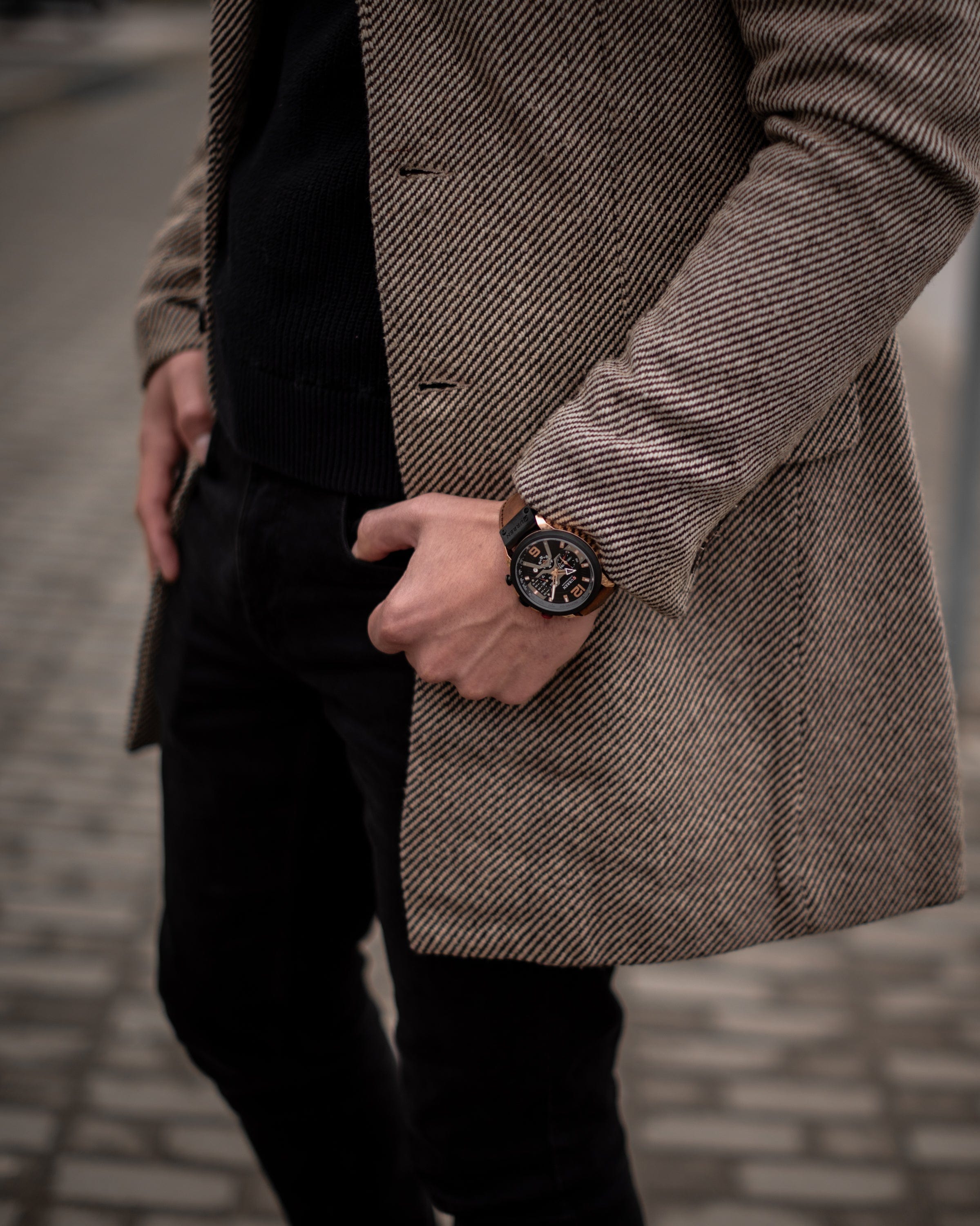 Prikaz muškog sata Curren CR8329 u braon boji na ruci muskarca. Kućište-nerdjajući čelik, narukvica - kožna.