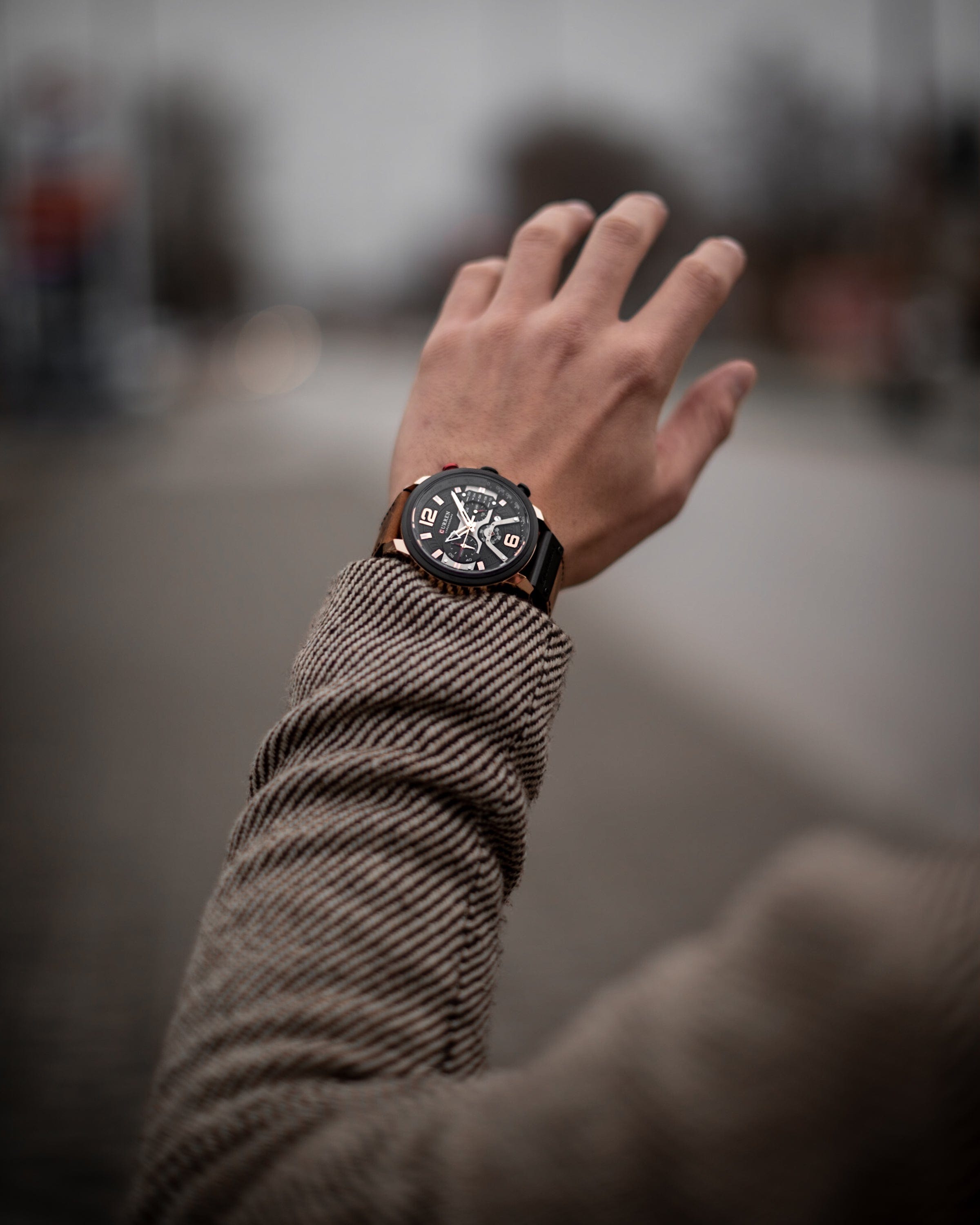 Prikaz muškog sata Curren CR8329 u braon boji na ruci muskarca. Kućište od nerdjajućeg čelika, narukvica - kožna.