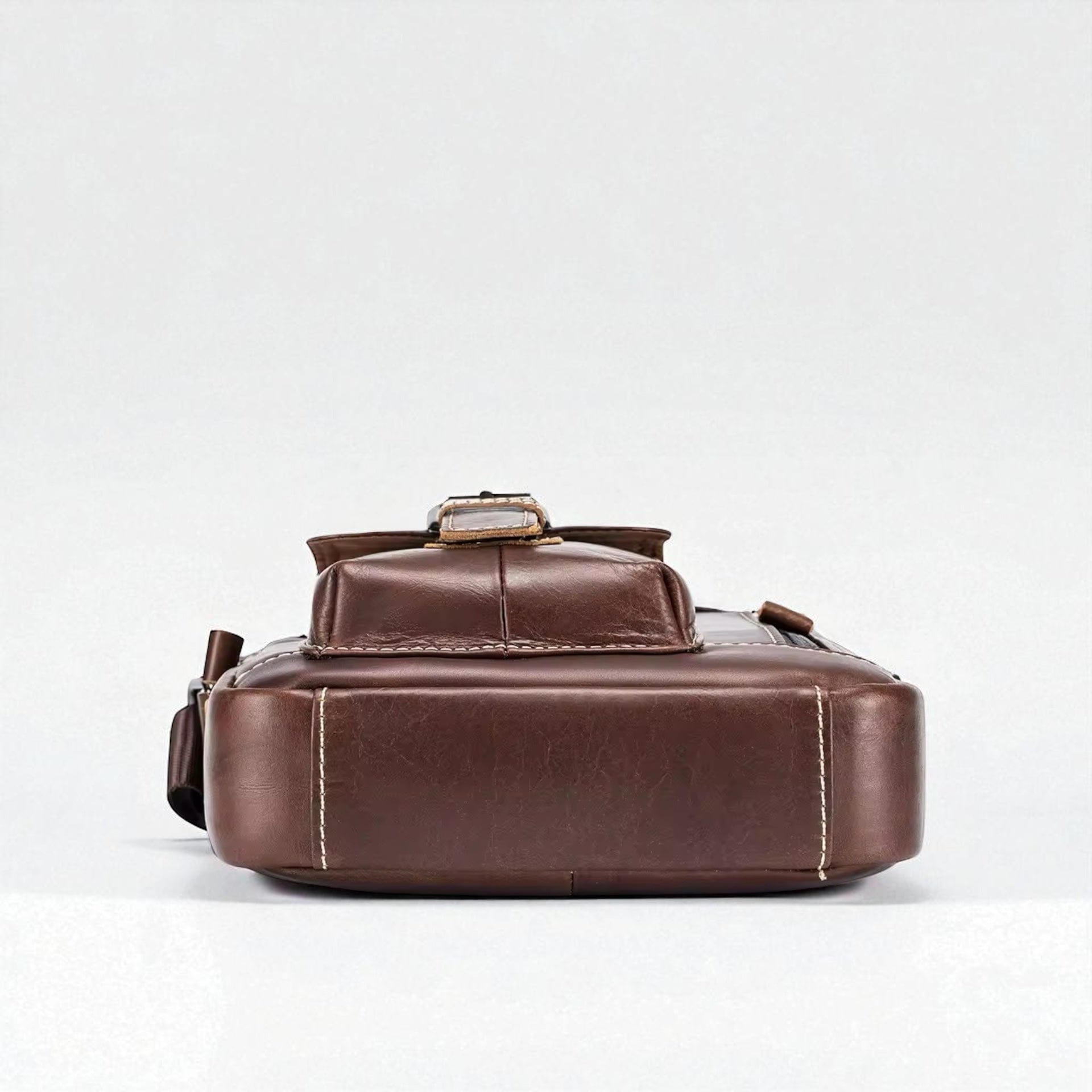Kožna muška torba Vintage One - braon boja – donji deo i detalji šavova