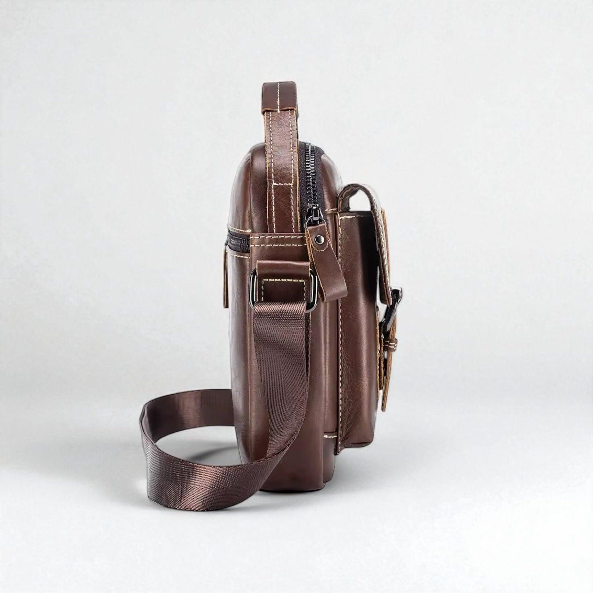 Kožna Muška Torba Vintage One - Braon Boja – pogled sa strane i na kaiš za rame
