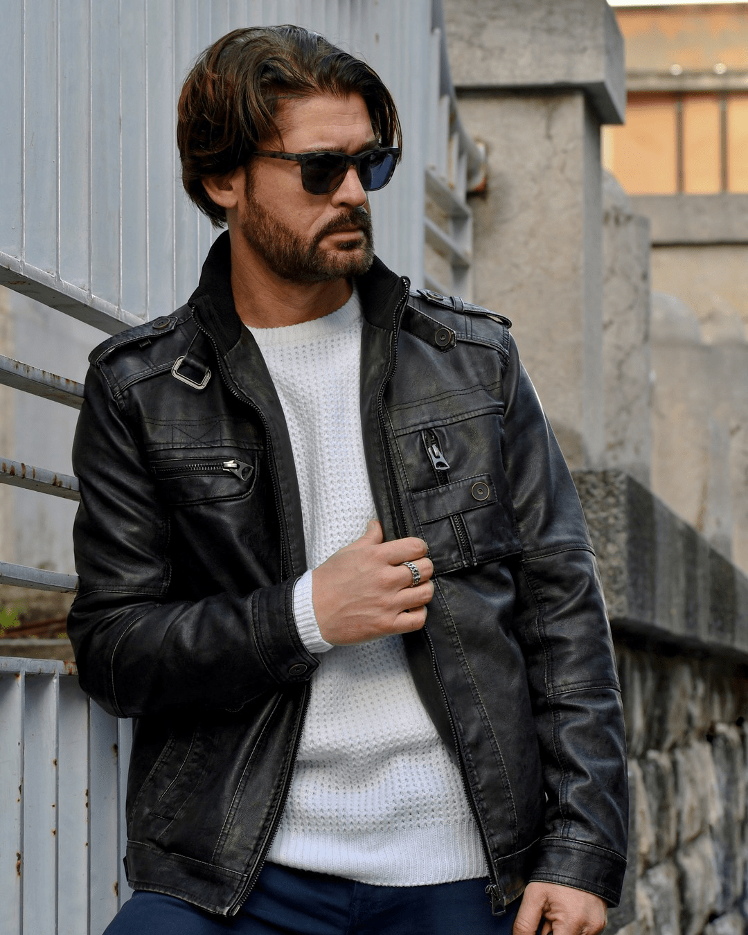 Muskrac nosi musku koznu letnju jaknu u crnoj boji i prikazuje otkopcanu prednju stranu jakne. Najbolja cena i prodaja u Srbiji. Model 1