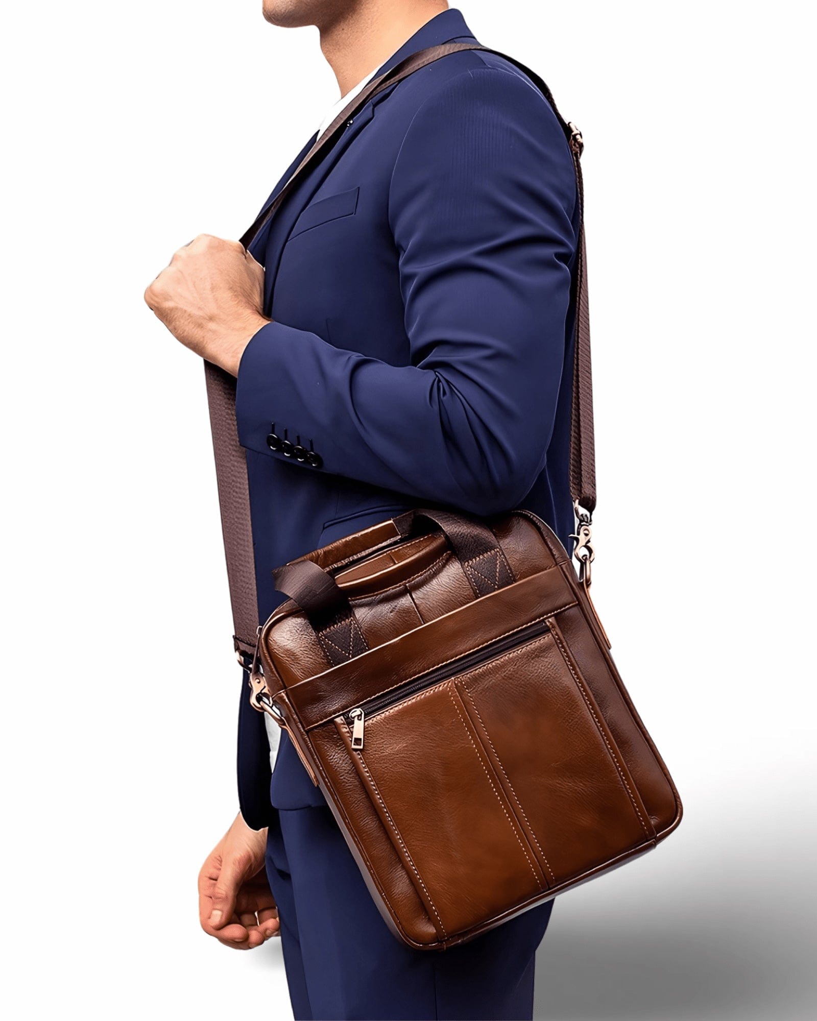 Muška Kožna Poslovna Torba Hereford - Braon Boja - Muskarac nosi preko ramena torbu i pokazuje prednju stranu