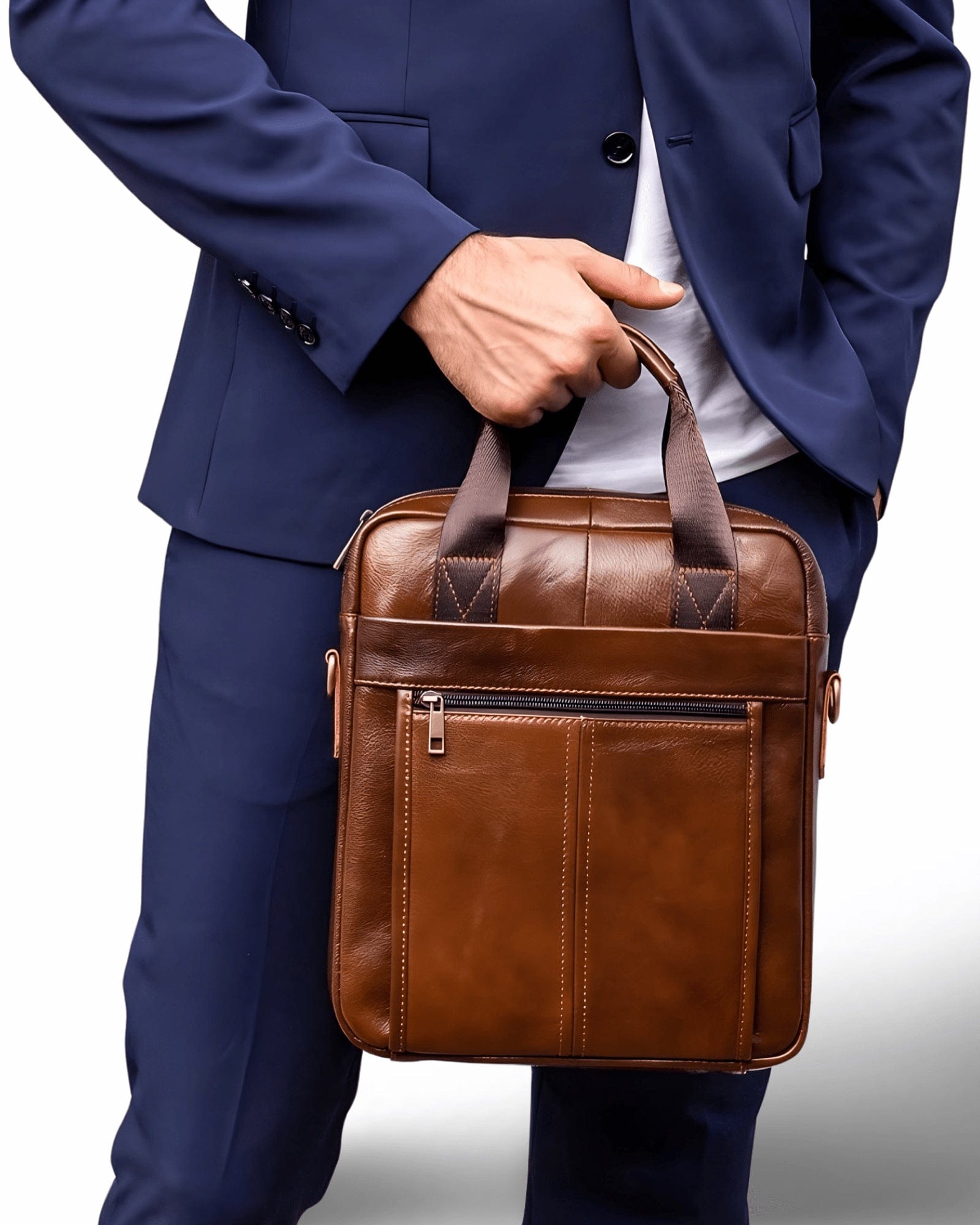 Muška Kožna Poslovna Torba Hereford - Braon Boja - Muskarac drzi u ruci torbu i pokazuje prednju stranu
