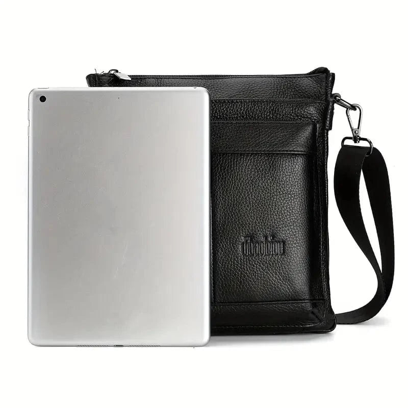 Muška kožna torba Taur - Crna Boja - Prikaz prednje strane torbe pored tableta - poređenje dimenzija