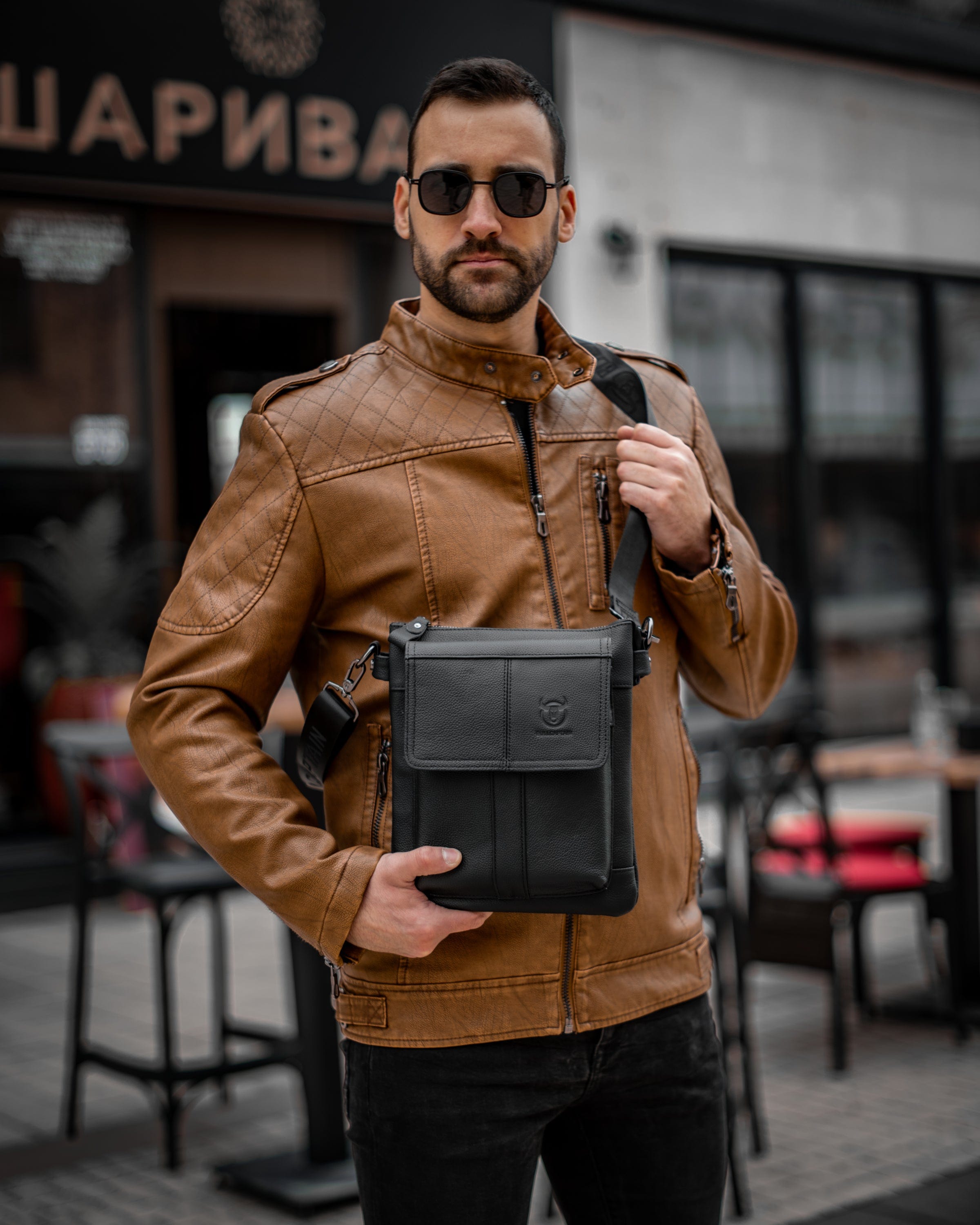 Muška kožna torba Toro - Crna Boja - Muškarac nosi preko struka kožnu torbu i pokazuje prednju stranu