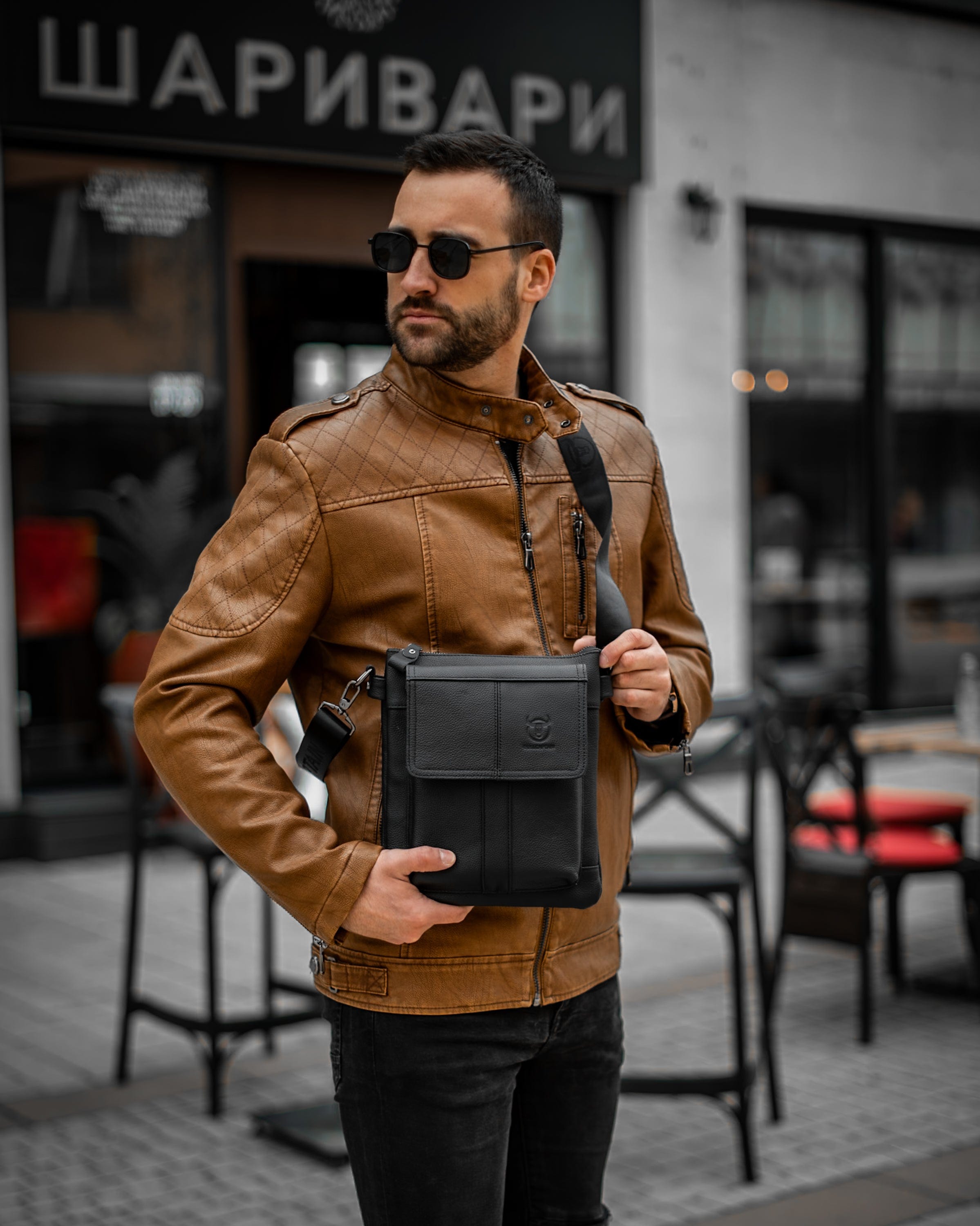 Muška kožna torba Toro - Crna Boja - Muškarac nosi preko ramena mušku kožnu torbu i pokazuje prednju stranu