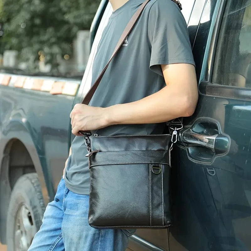 Prikaz muskaraca koji nosi musku koznu torbu Vertigo