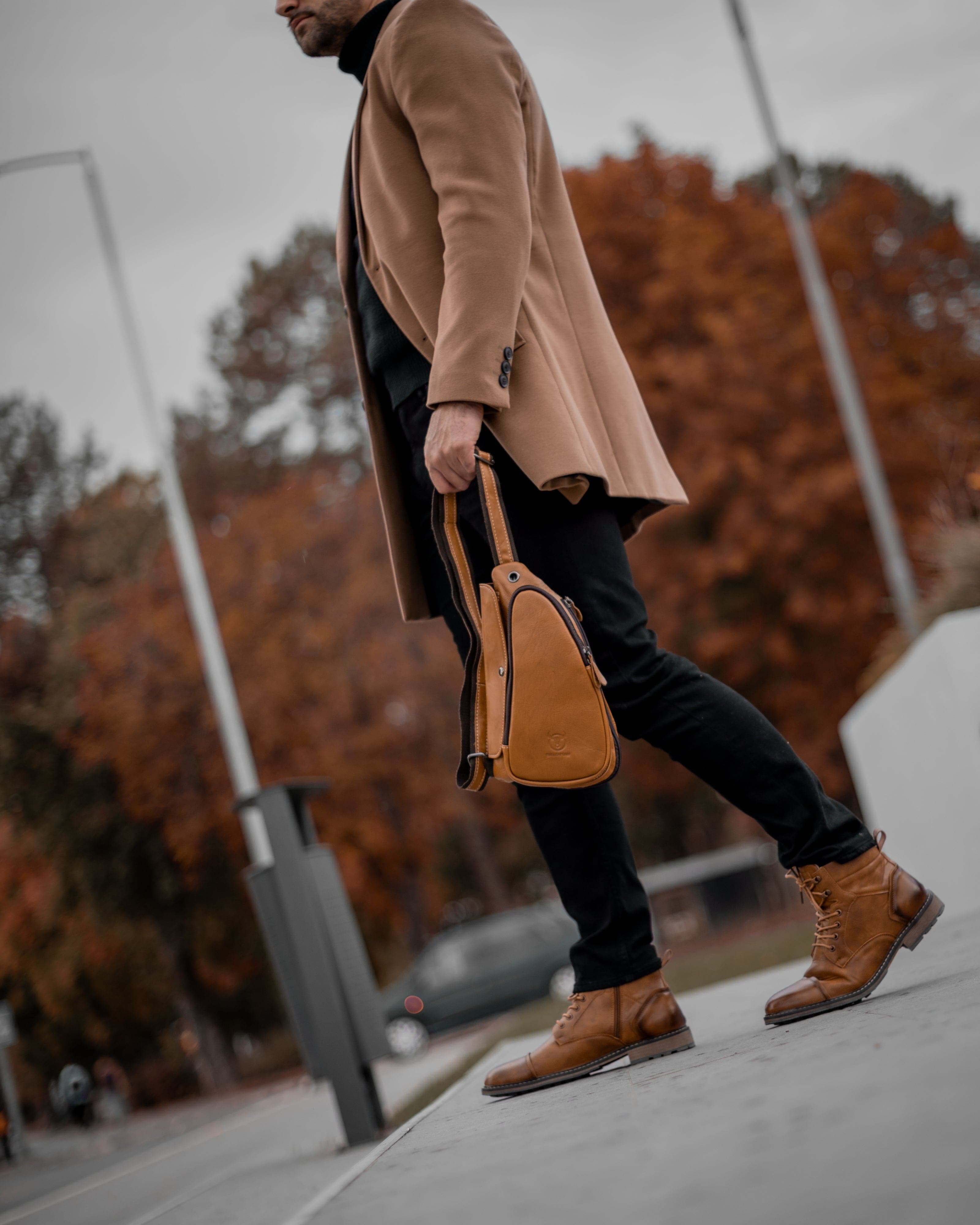 Muskarac drzi u ruci musku koznu torbu Devon u svetlo braon boji, Najbolja cena i prodaja u Srbiji