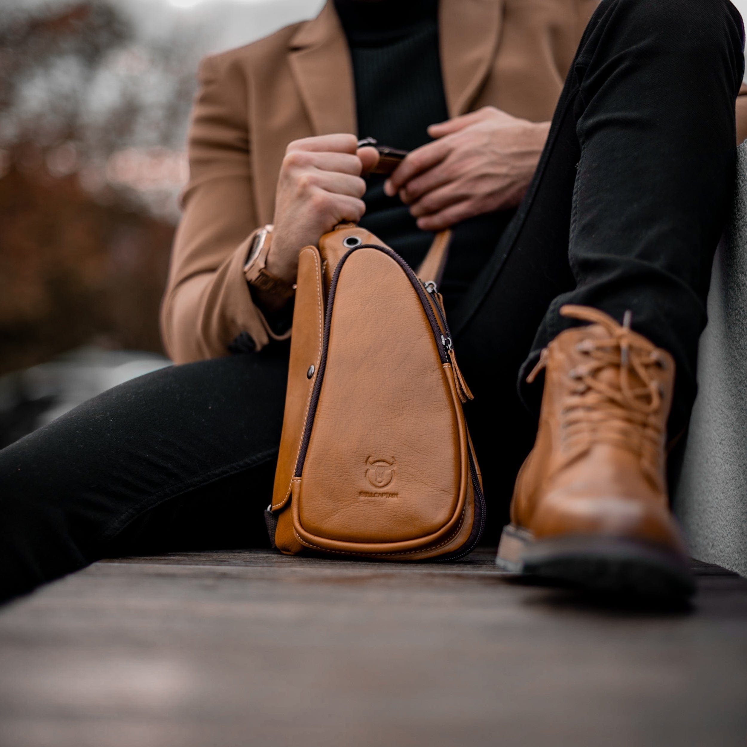 Prikaz izbliza muske moderne kozne torbe Devon u braon boji. Najbolja cena i prodaja u Srbiji