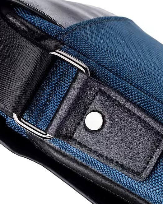 Prikaz bocne desne strane muske kozne torbe u plavoj boji. Hamlet Black