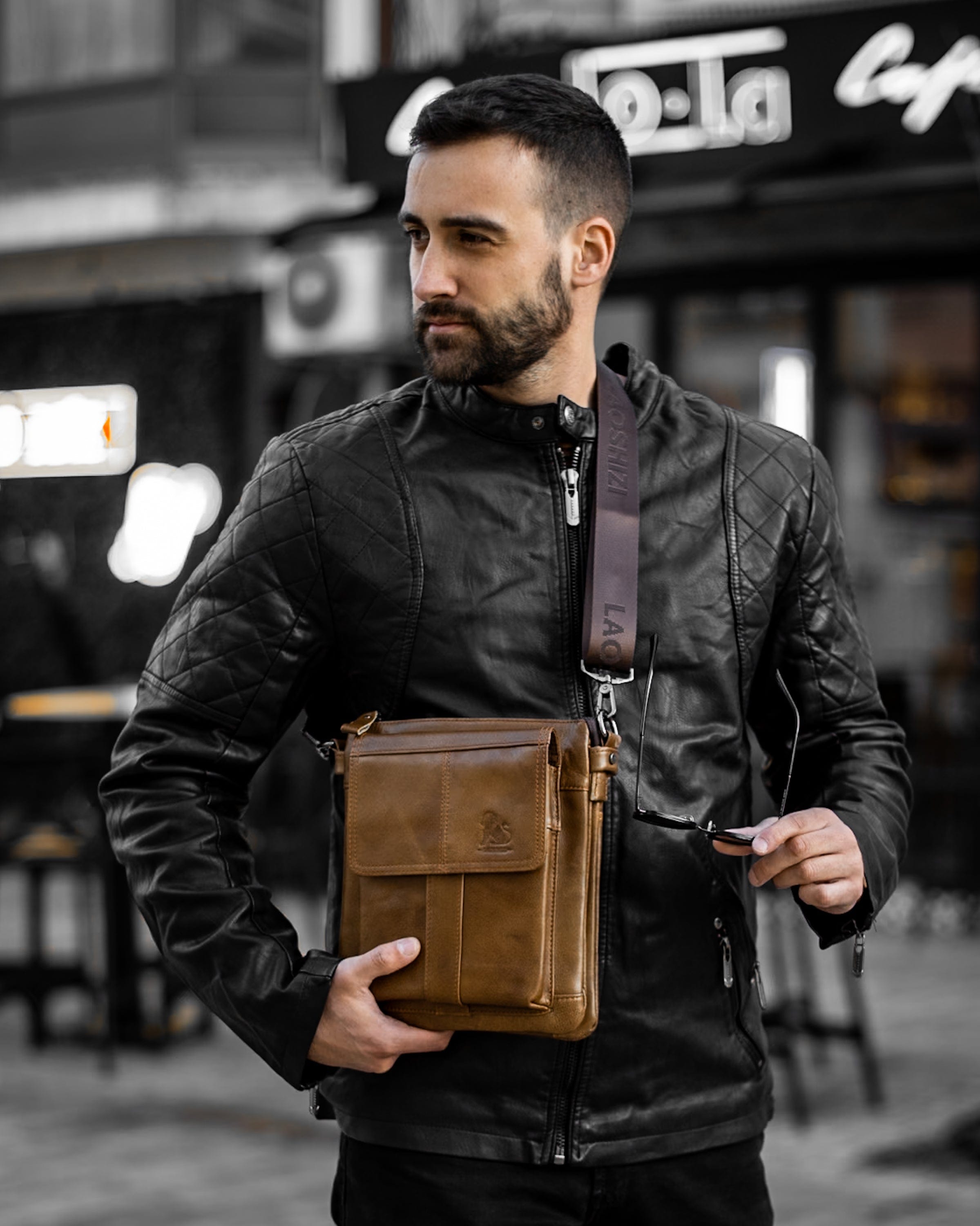 Muška kožna torba Lion - Svetla Braon Boja - Muškarac nosi preko ramena torbu i pokazuje prednju stranu