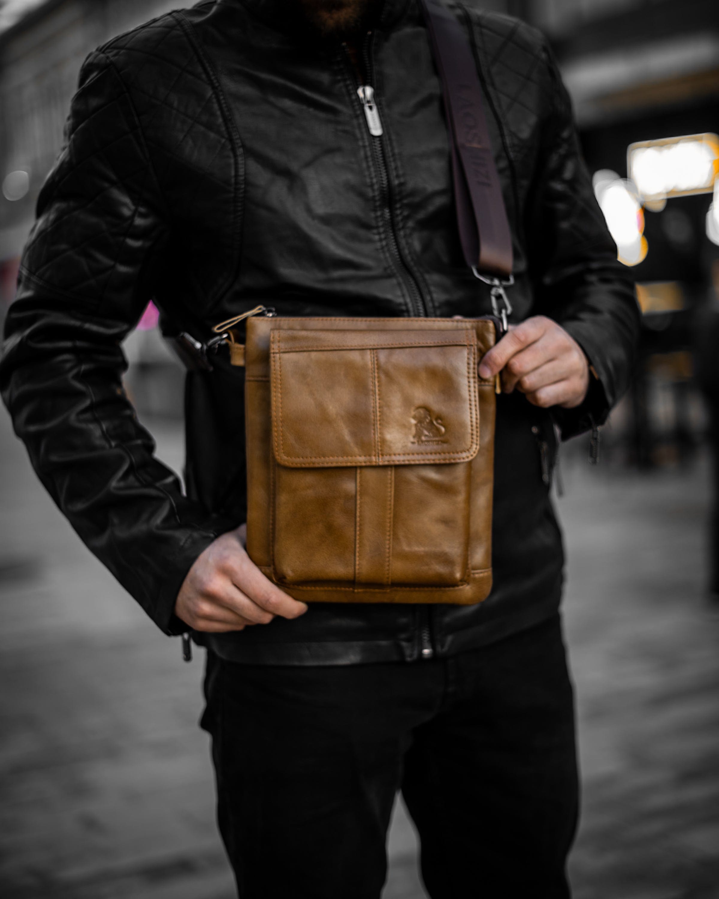 Muška kožna torba Lion - Svetla Braon Boja - Muškarac nosi preko ramena torbu i pokazuje izbliza prednju stranu