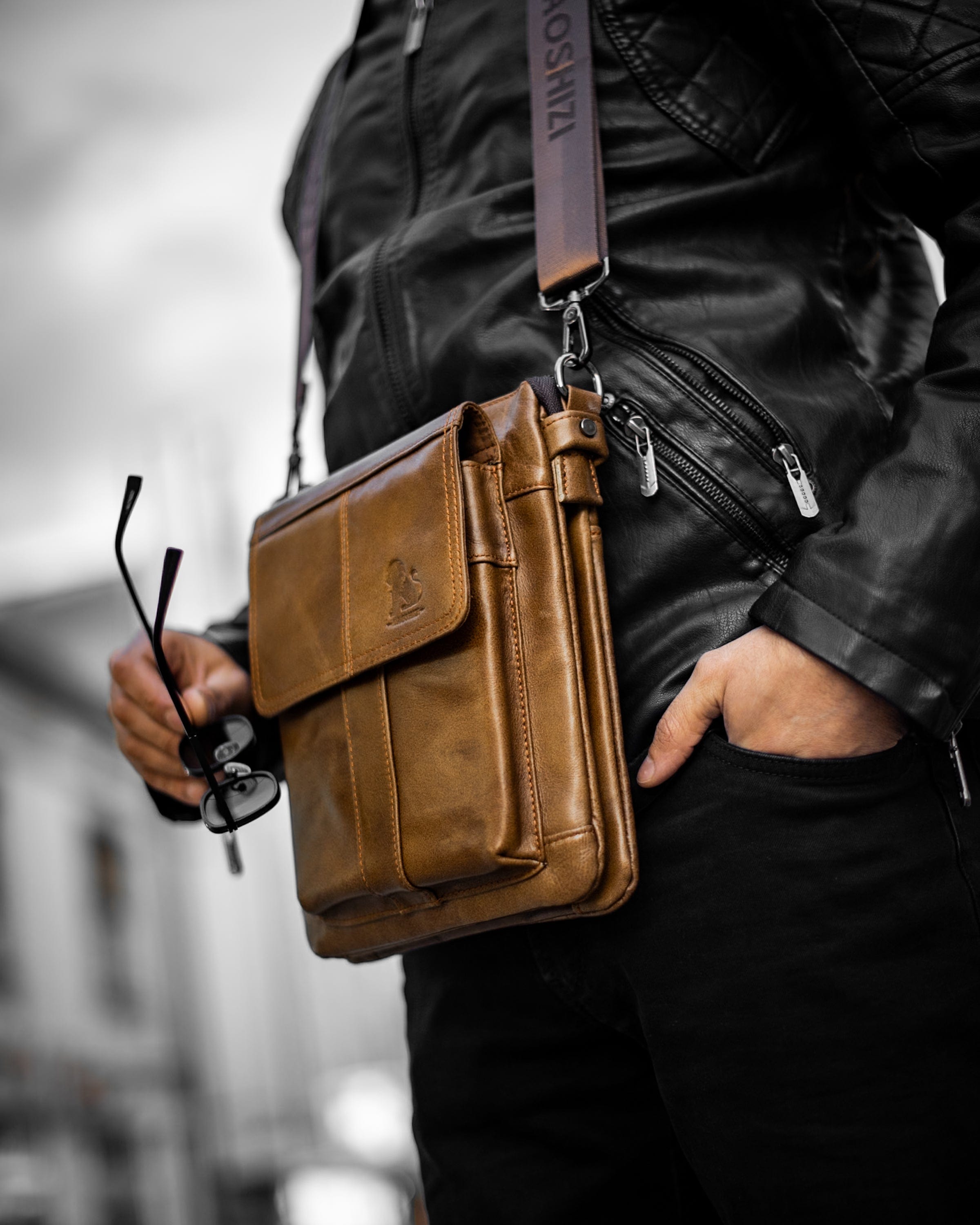 Muška kožna torba Lion - Svetla Braon Boja - Muškarac nosi  torbu i pokazuje prednju bočnu stranu