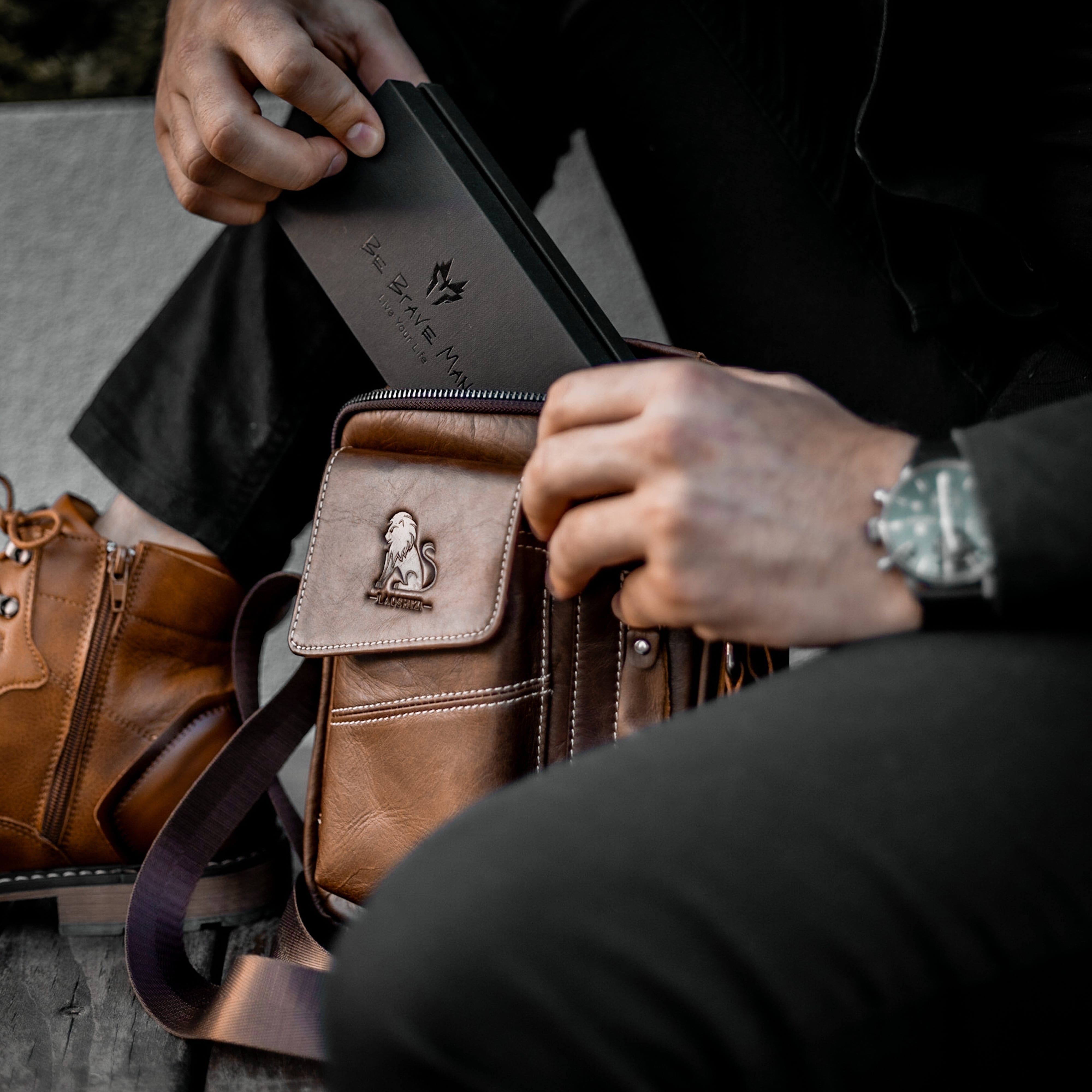 Muskarac prikazuje otvorenu modernu musku koznu torbu Leo braon boji, najbolja cena i prodaja u Srbiji,  model 4