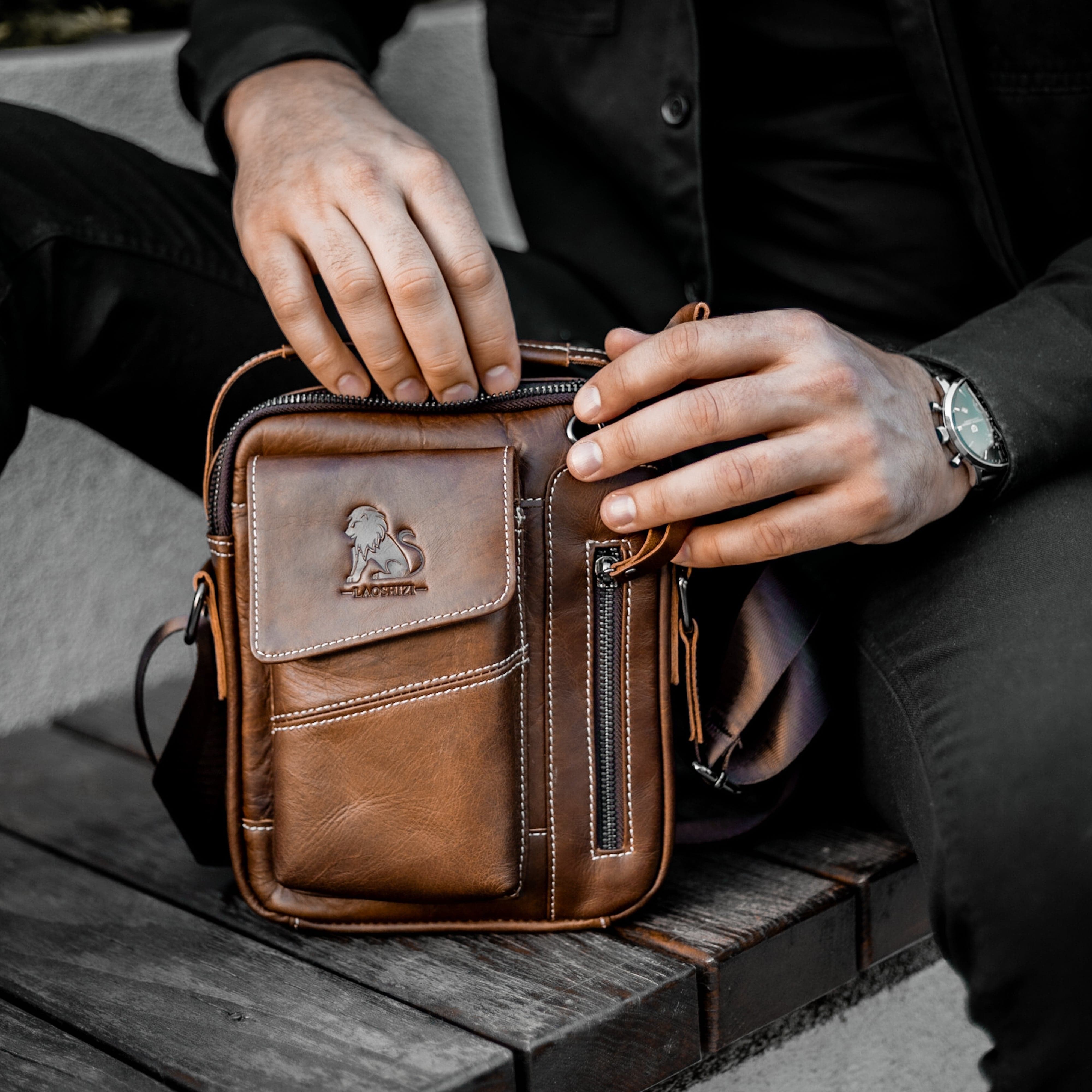 Muskarac izbliza pokazuje prednju stranu moderne muske kozne torbe Leo u braon boji, najbolja cena i prodaja u Srbiji, model 4