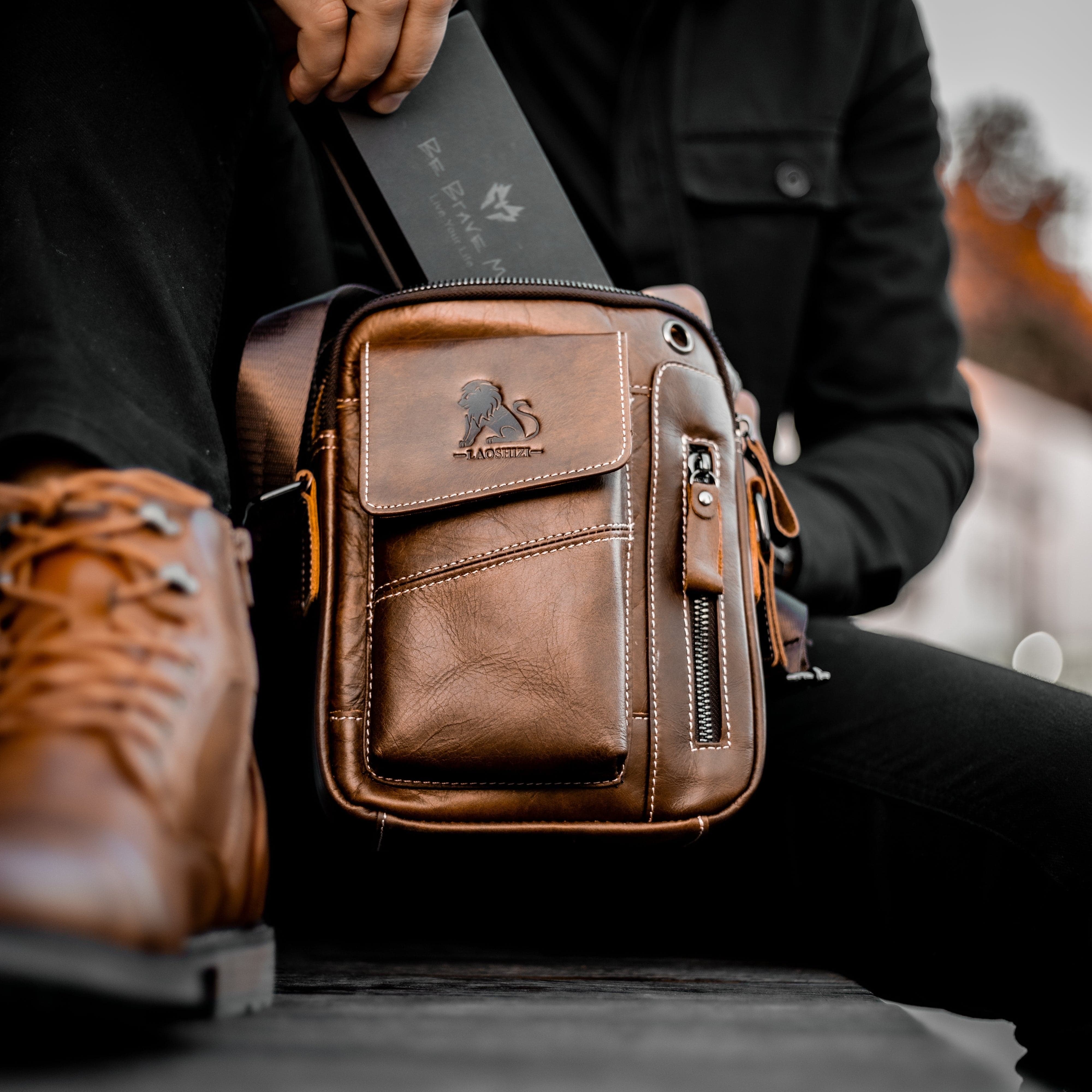 Prikaz izbliza muske moderne kozne torbe Leo u braon boji. Najbolja cena i prodaja u Srbiji, model 4