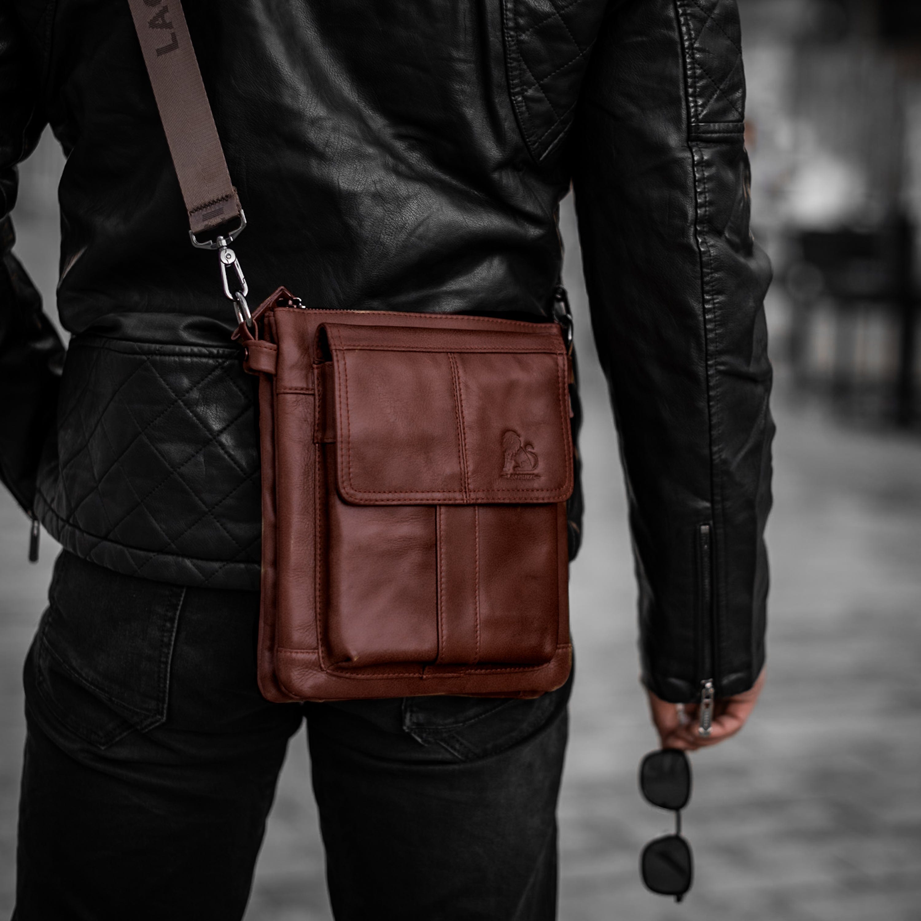 Muška Kožna torba - Steel Lion Mahogany - Tamna Braon Boja - Muškarac nosi torbu i pokazuje prednju stranu