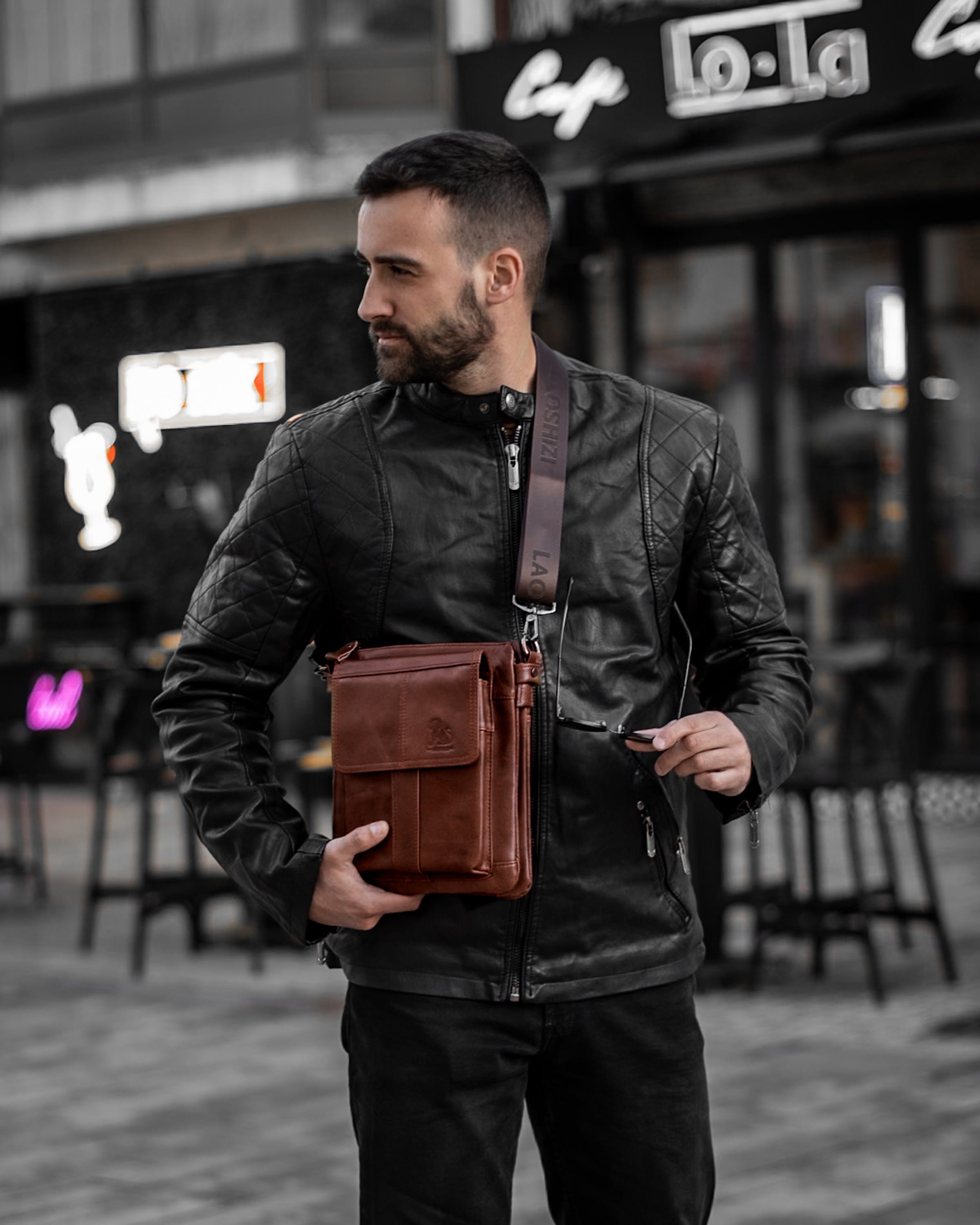 Muška Kožna torba - Steel Lion Mahogany - Tamna Braon Boja - Muškarac nosi torbu preko ramena i pokazuje prednju stranu