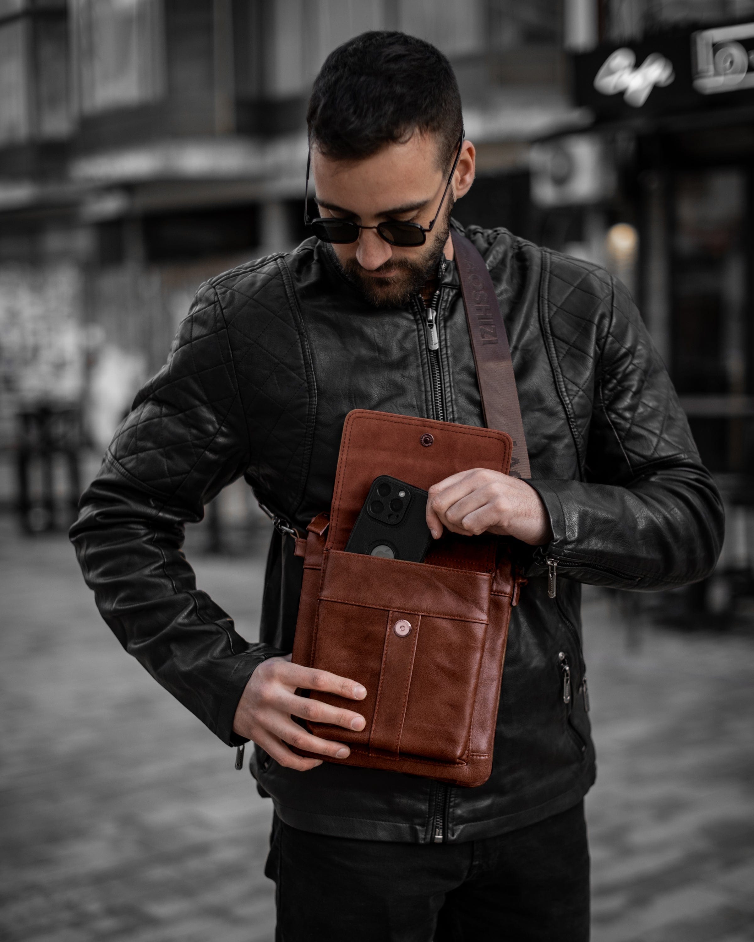 Muška Kožna torba - Steel Lion Mahogany - Tamna Braon Boja - Muškarac nosi torbu i pokazuje otvorenu pregradu prednje strane