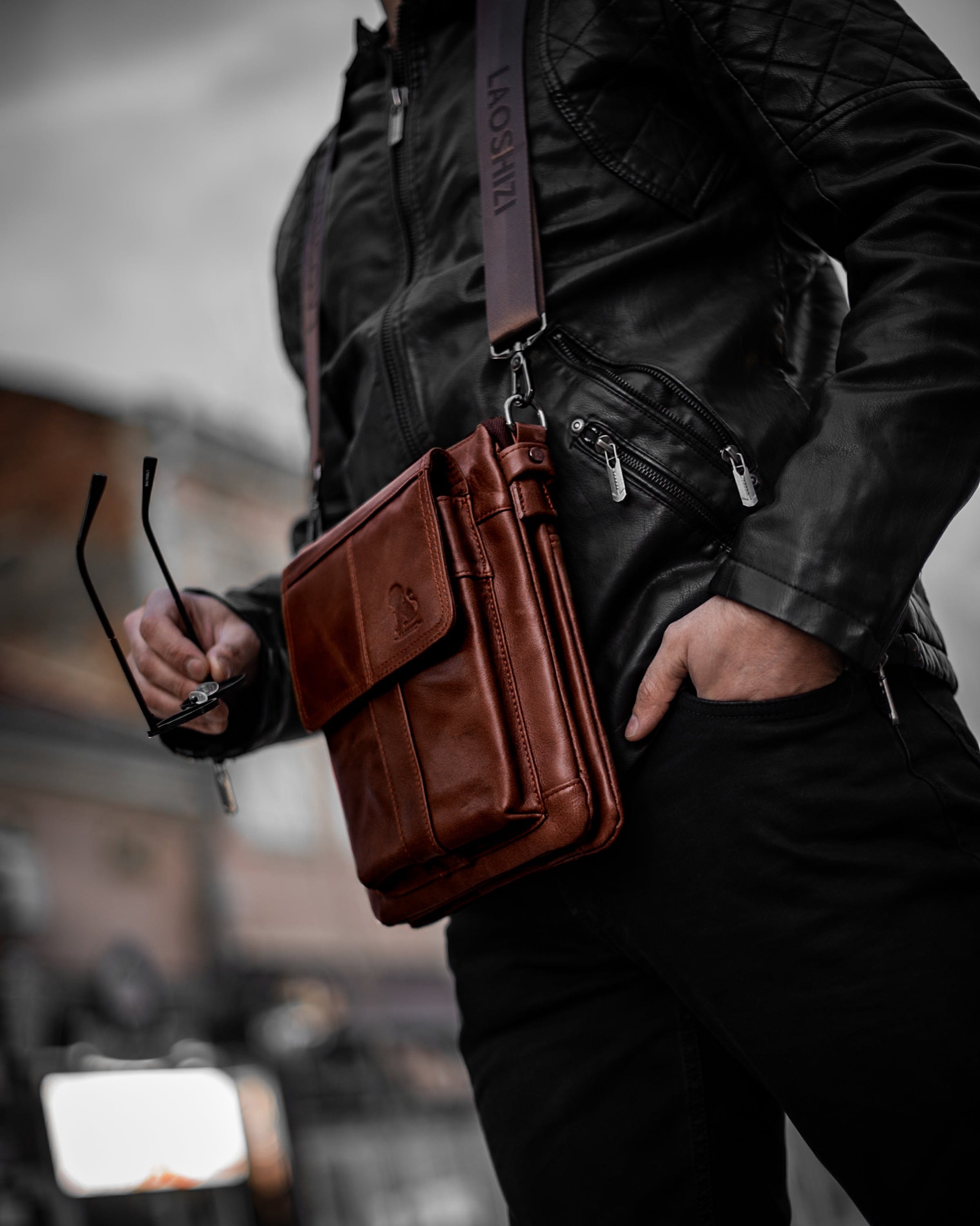 Muška Kožna torba - Steel Lion Mahogany - Tamna Braon Boja - Muškarac nosi torbu i pokazuje prednju bočnu stranu