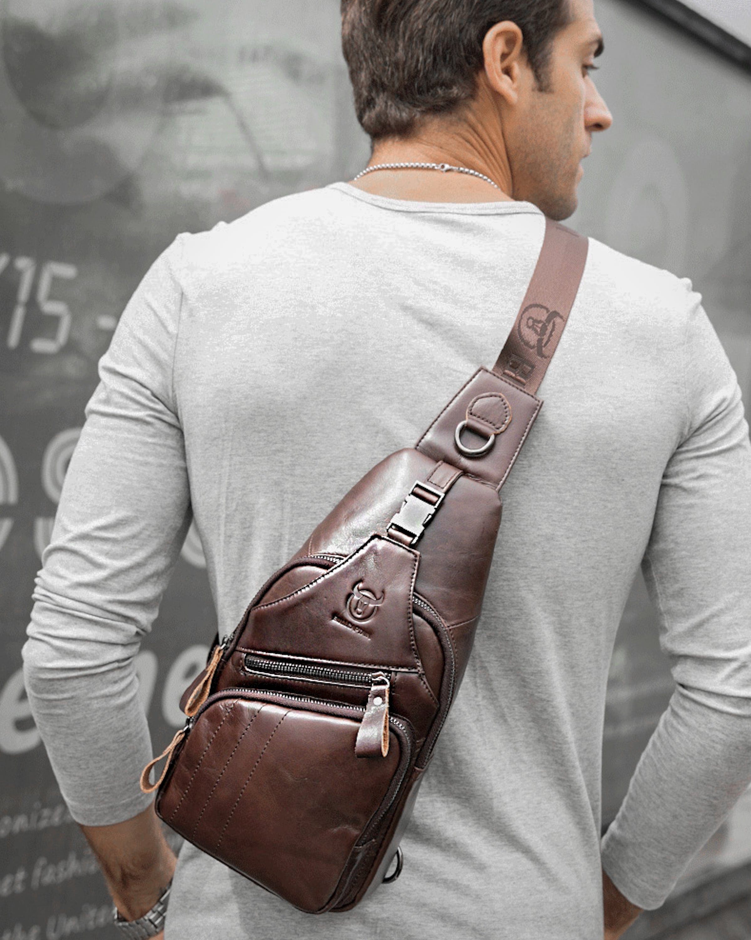 Muška Kožna Torba Tour - Tamna Braon Boja - Muškarac nosi torbu na ledja i pokazuje prednju stranu torbe