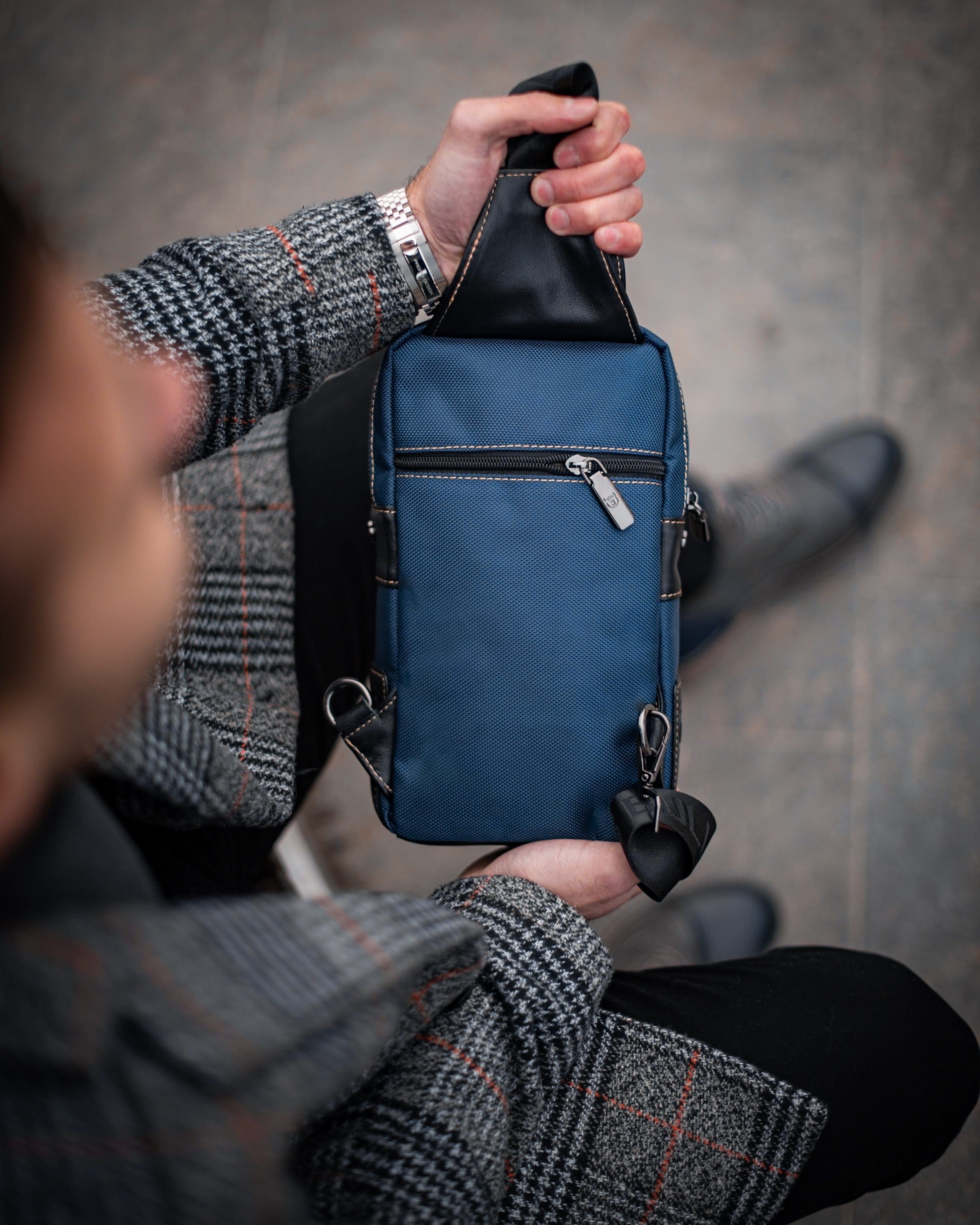 Muška Kožna Torba West - Plava Boja - Muskarac drzi u rukama torbu i pokazuje zadnju stranu