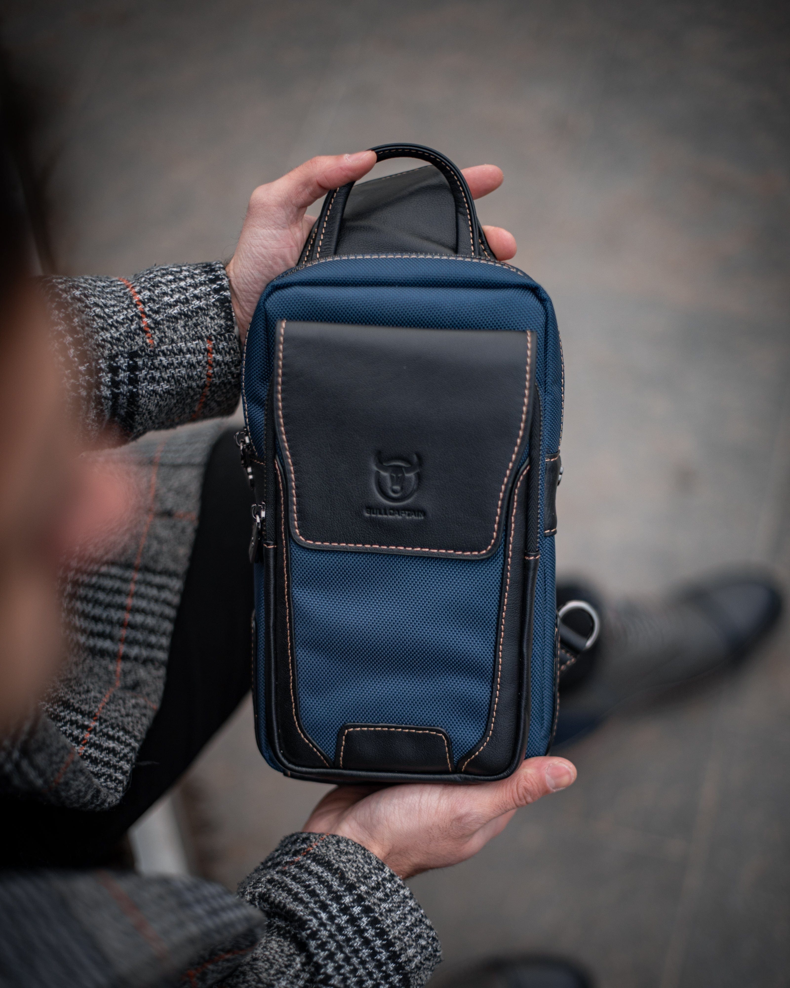 Muška Kožna Torba West - Plava Boja - Muskarac drzi u rukama torbu i pokazuje prednju stranu