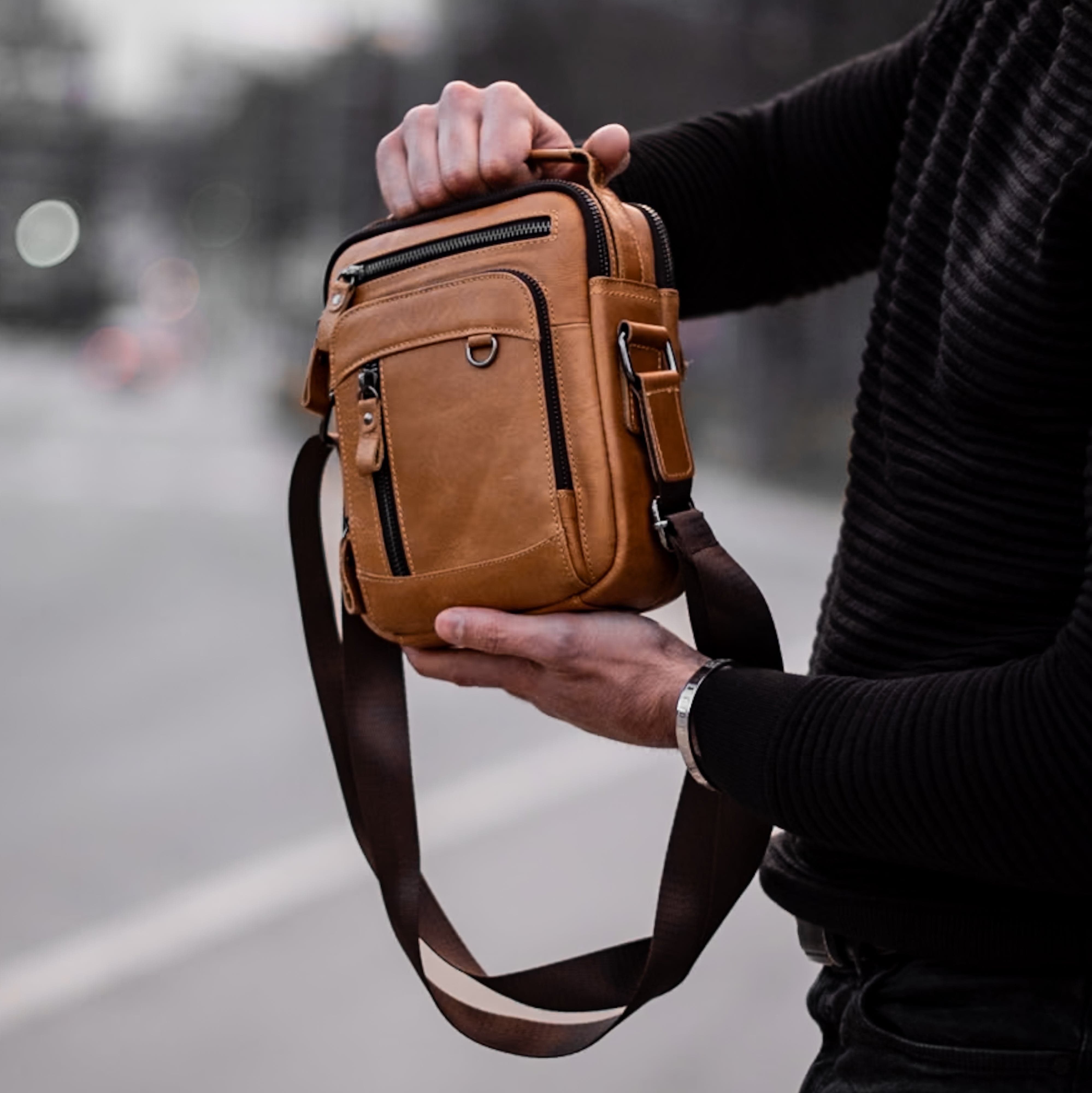 Muška Kožna Torba Morwell - Svetla Braon Boja - Muskarac drzi torbu i pokazuje prednju stranu