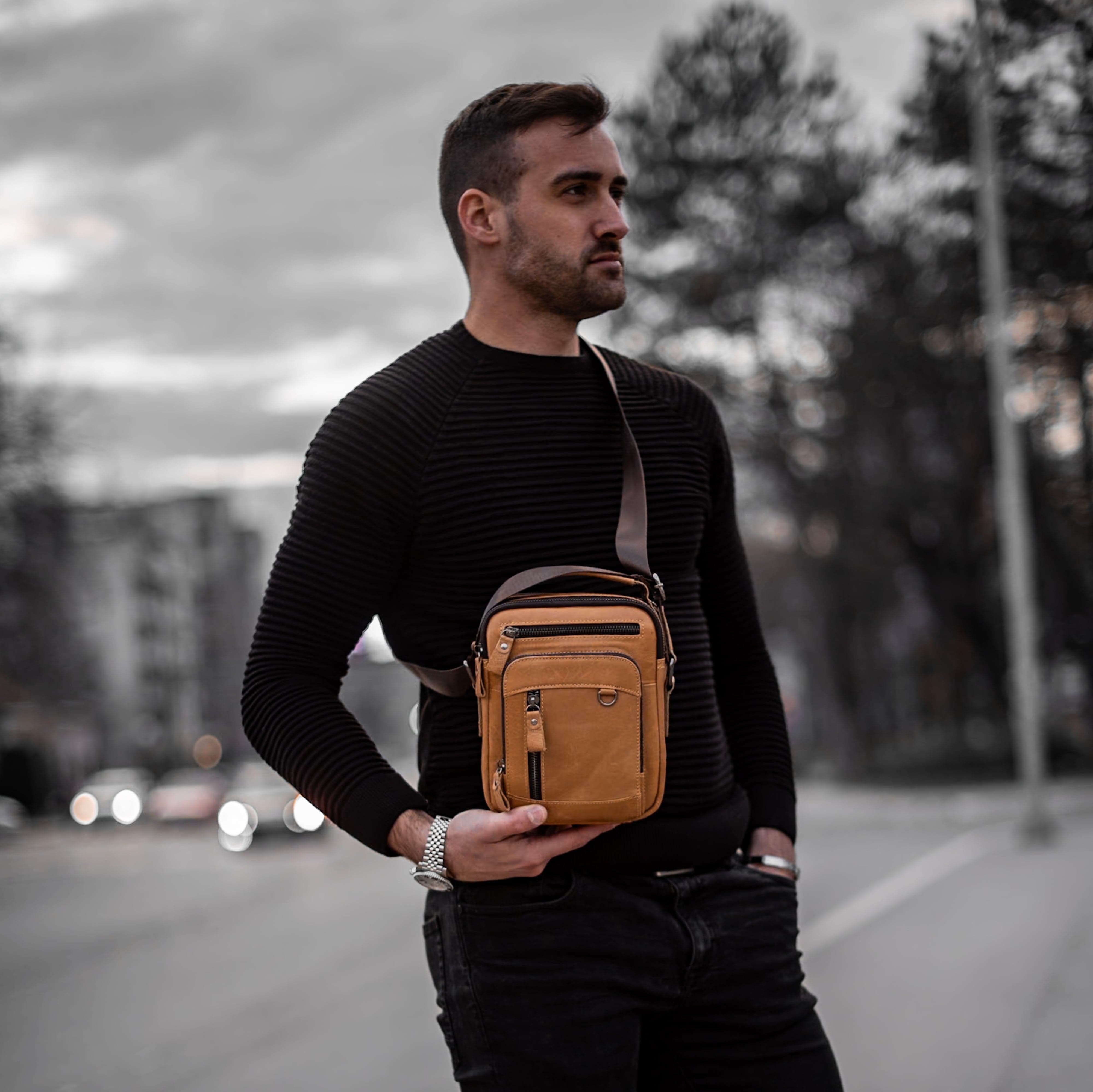 Muška Kožna Torba Morwell - Svetla Braon Boja - Muskarac drzi u ruci torbu i pokazuje prednju stranu