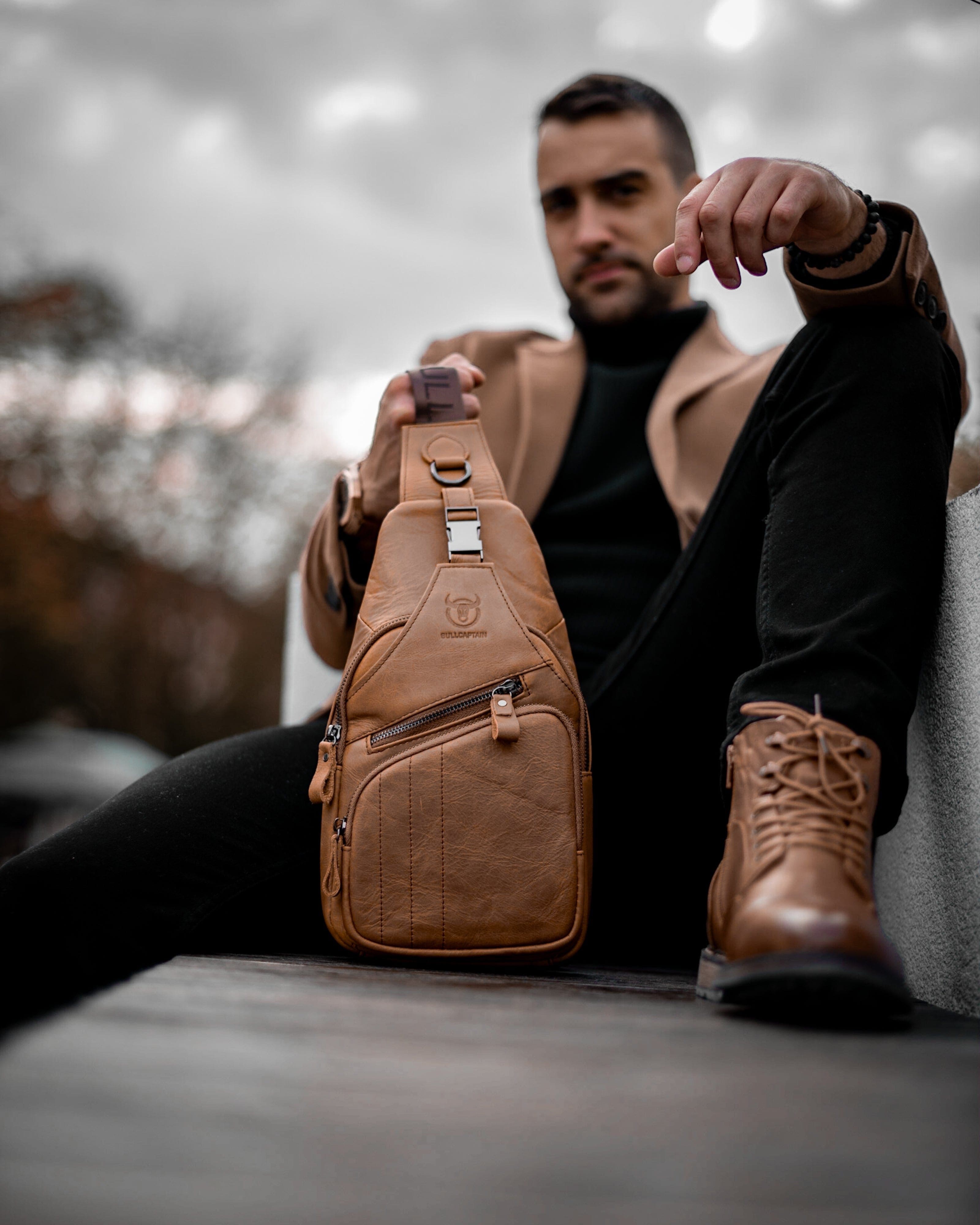 Muška Kožna Torba Tour - Svetla Braon Boja - Muskarac drzi u rukama i pokazuje koznu torbu