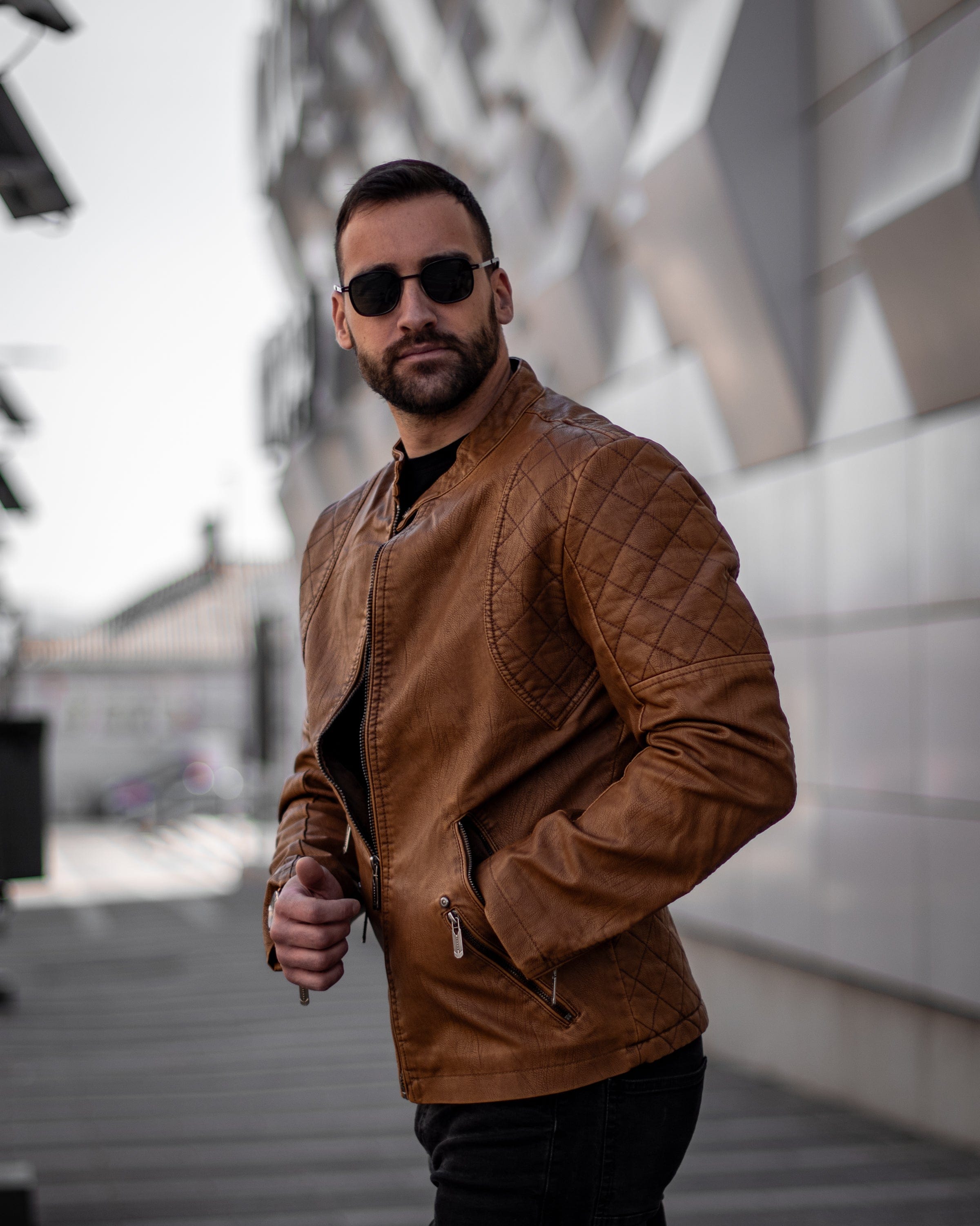 Muskrac nosi musku koznu letnju jaknu u braon boji i prikazuje prednju bocnu stranu jakne. Najbolja cena i prodaja u Srbiji. Model 3