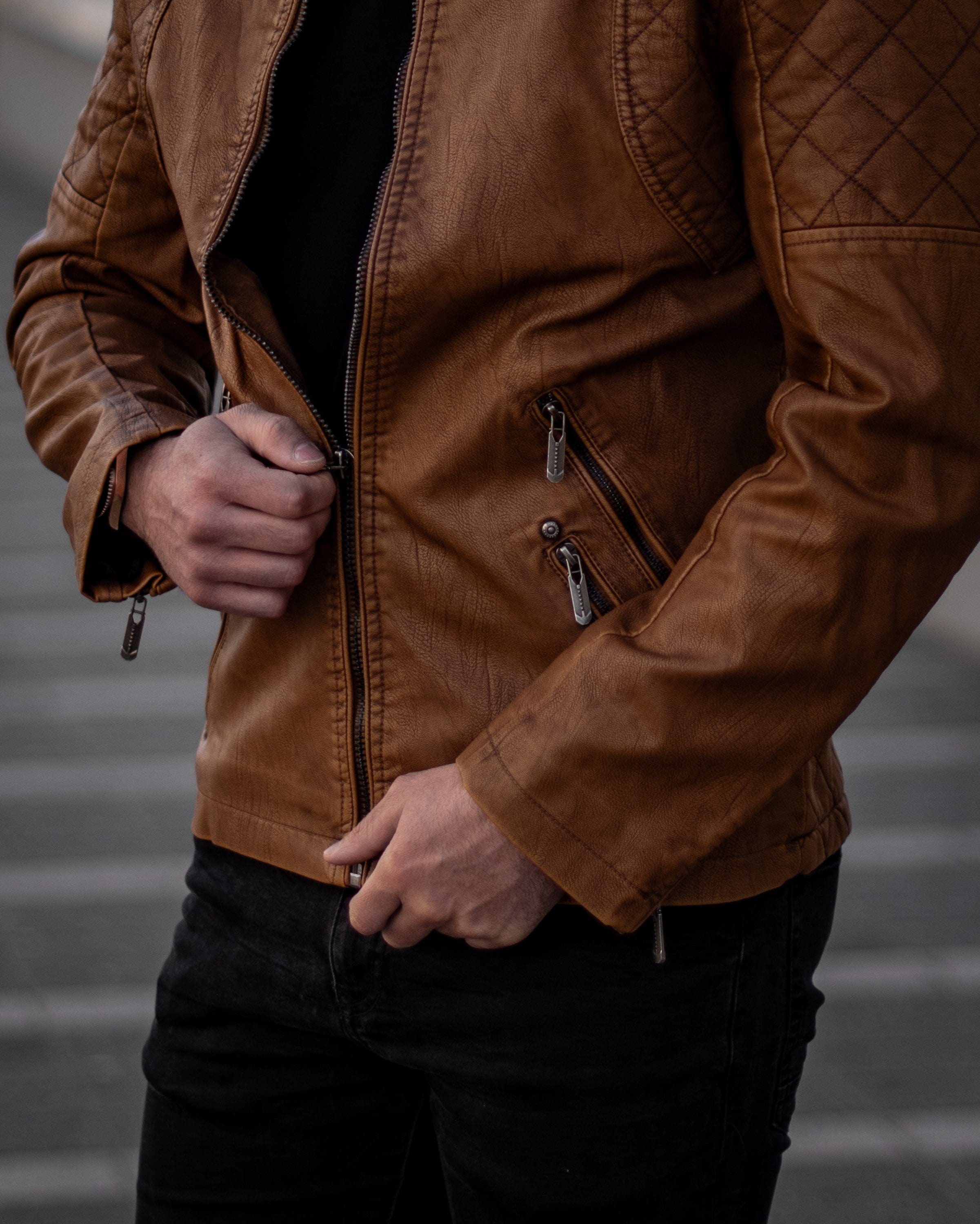 Muskrac nosi i izbliza pokazuje otkopcanu musku koznu letnju jaknu u braon boji . Najbolja cena i prodaja u Srbiji. Model 3