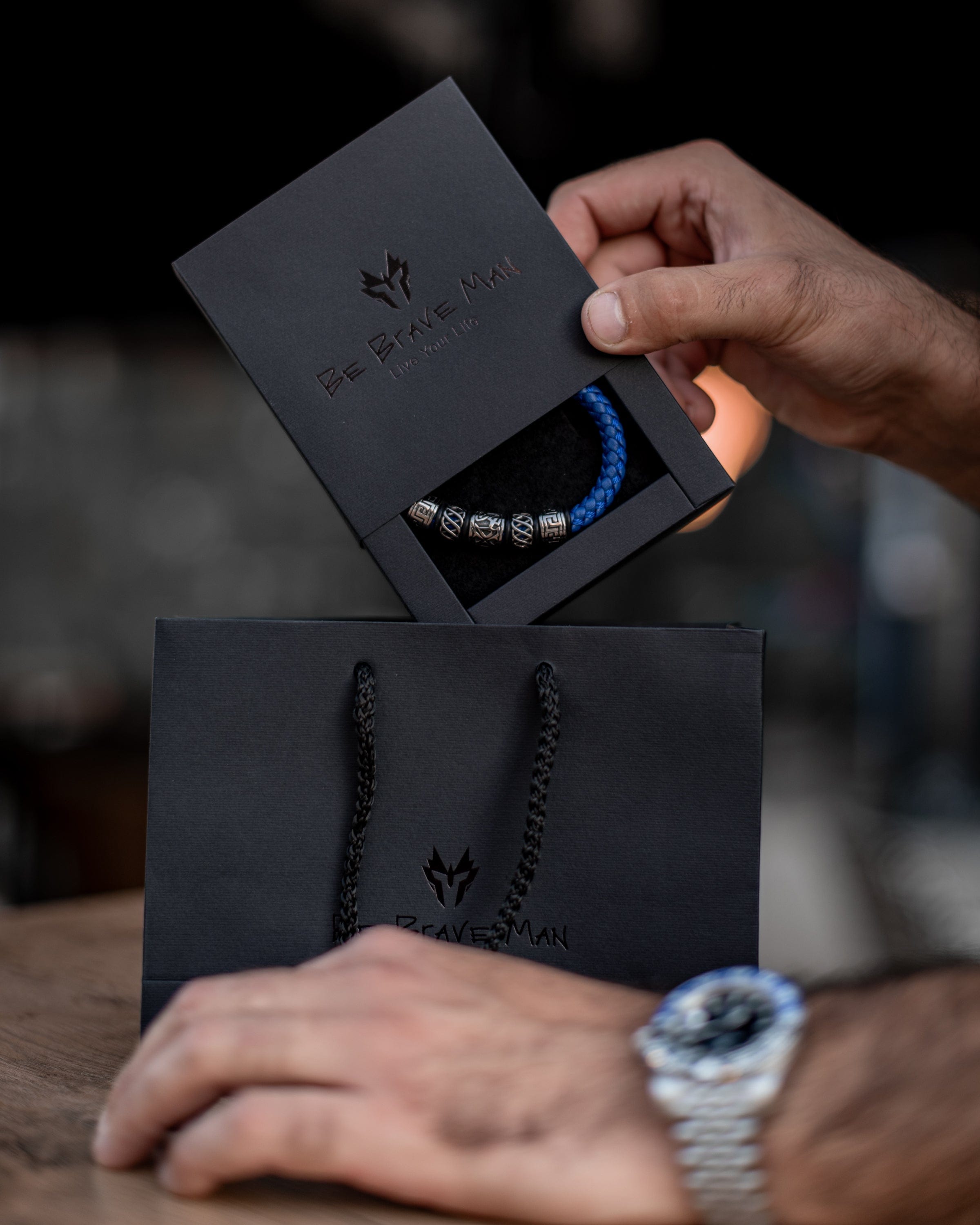 Muška Narukvica Meandros – Plava Boja - Muškarac pokazuje elegantnu kutiju sa narukvicom