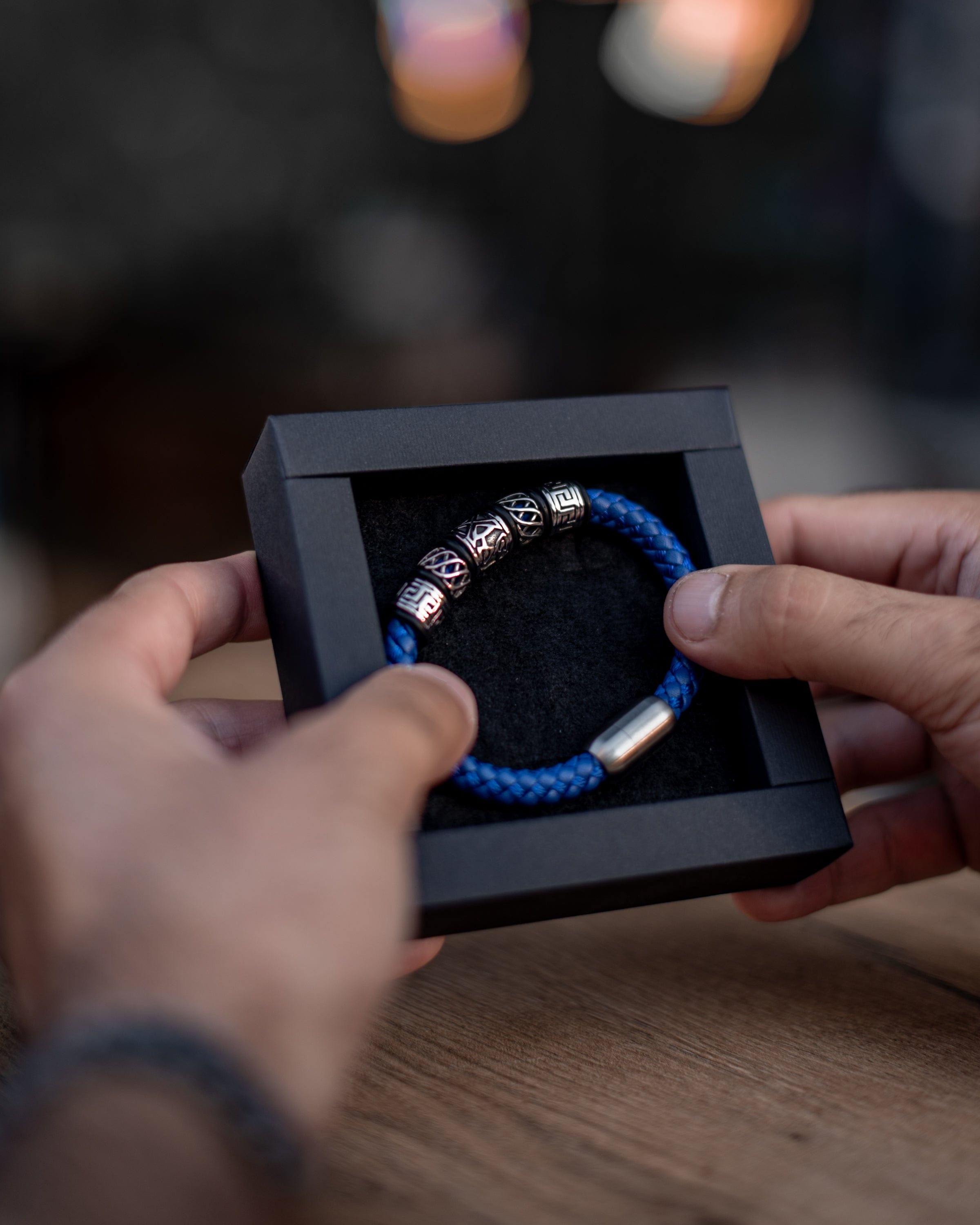 Muška Narukvica Meandros – Plava Boja - Muškarac drži kutiju sa narukvicom