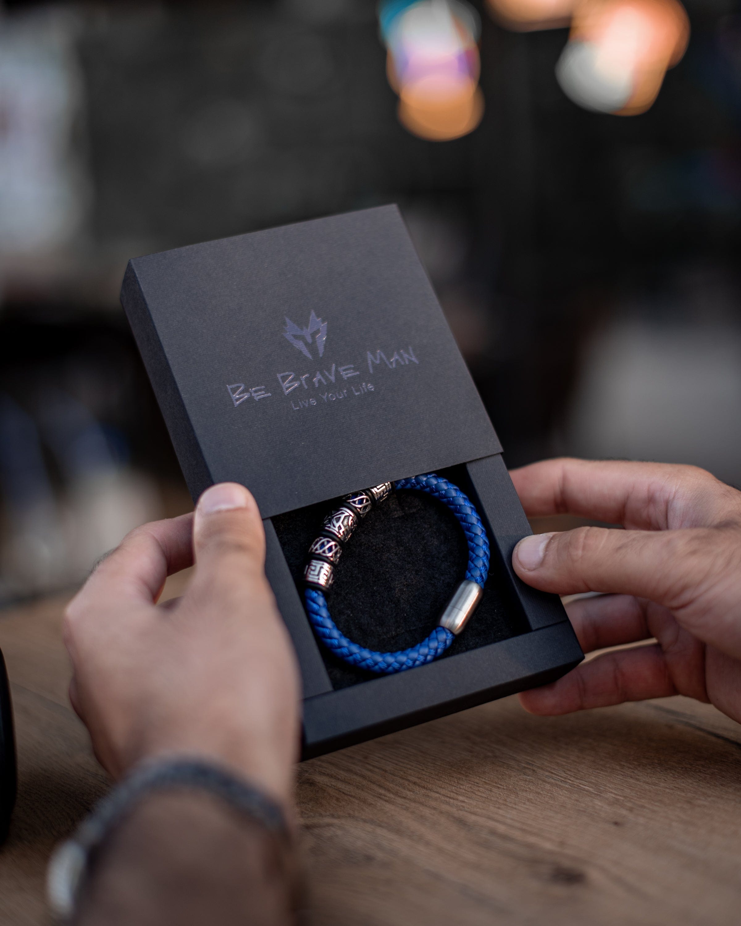 Muška Narukvica Meandros – Plava Boja - Muškarac drži elegantnu kutiju sa narukvicom Meandros
