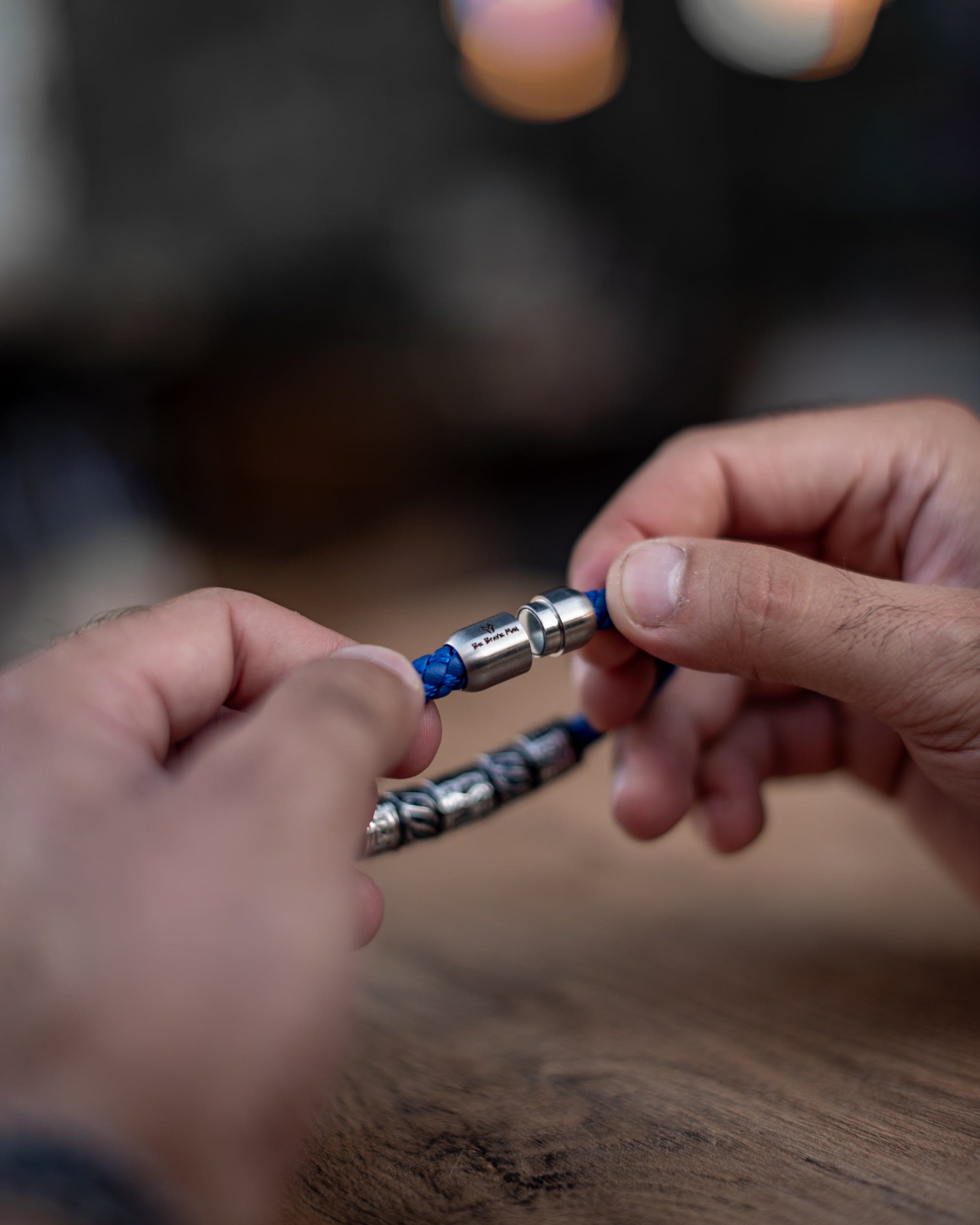 Muška Narukvica Meandros – Plava Boja - Muškarac drži narukvicu u rukama i prikazuje zadnju stranu