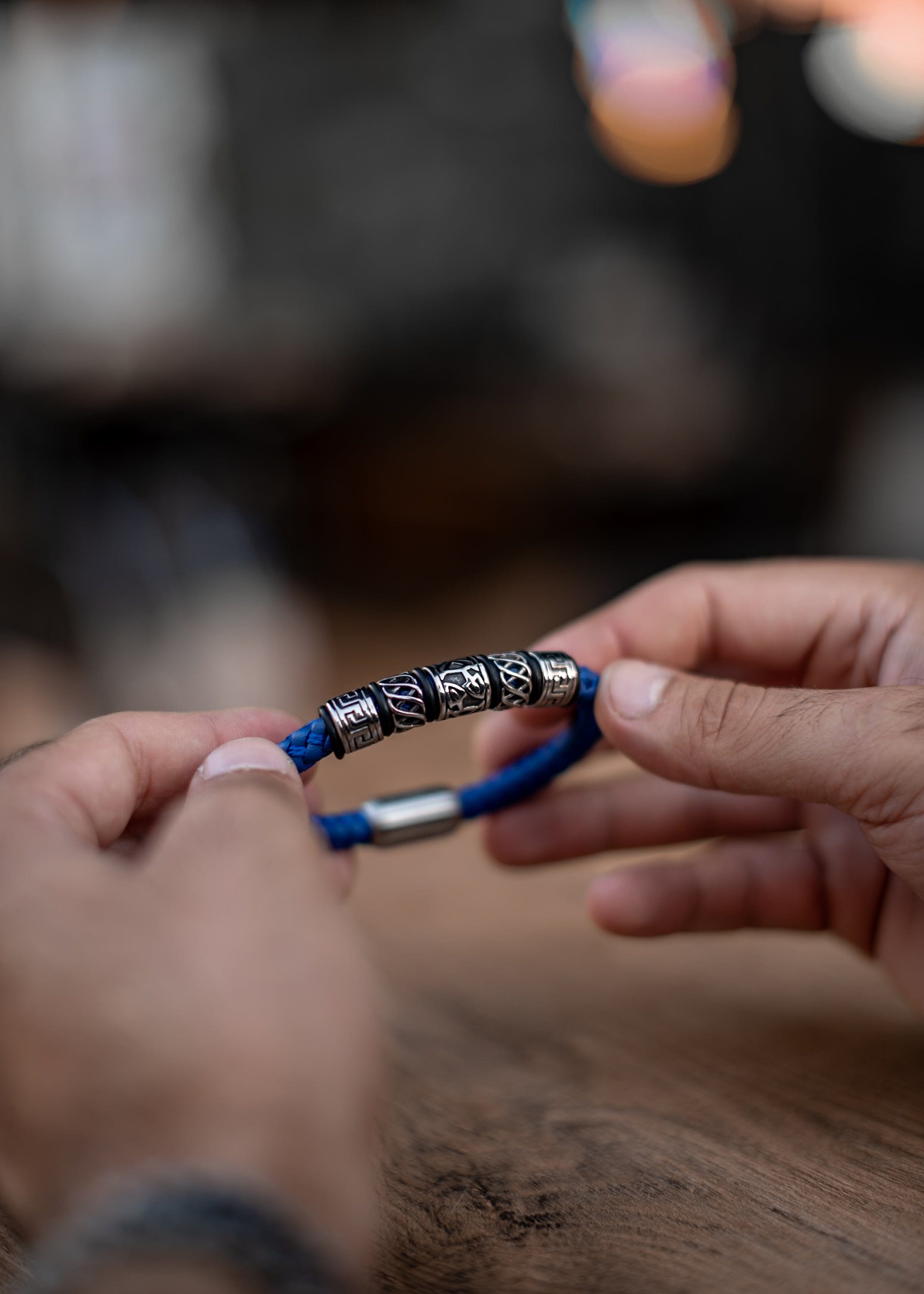 Muška Narukvica Meandros – Plava Boja - Muškarac drži narukvicu u rukama i prikazuje prednju stranu