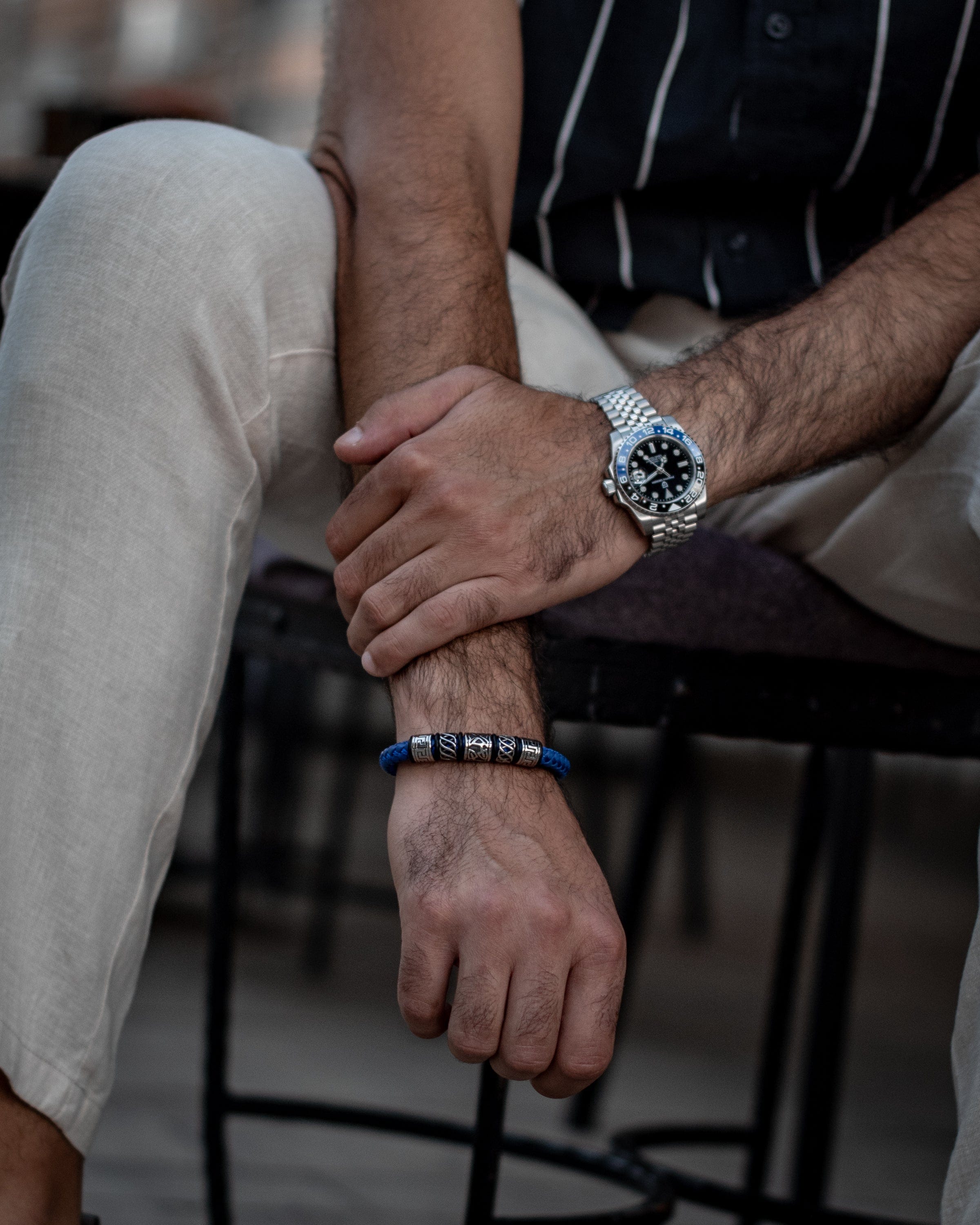 Muška Narukvica Meandros – Plava Boja - Prkaz narukvice na ruci muškarca