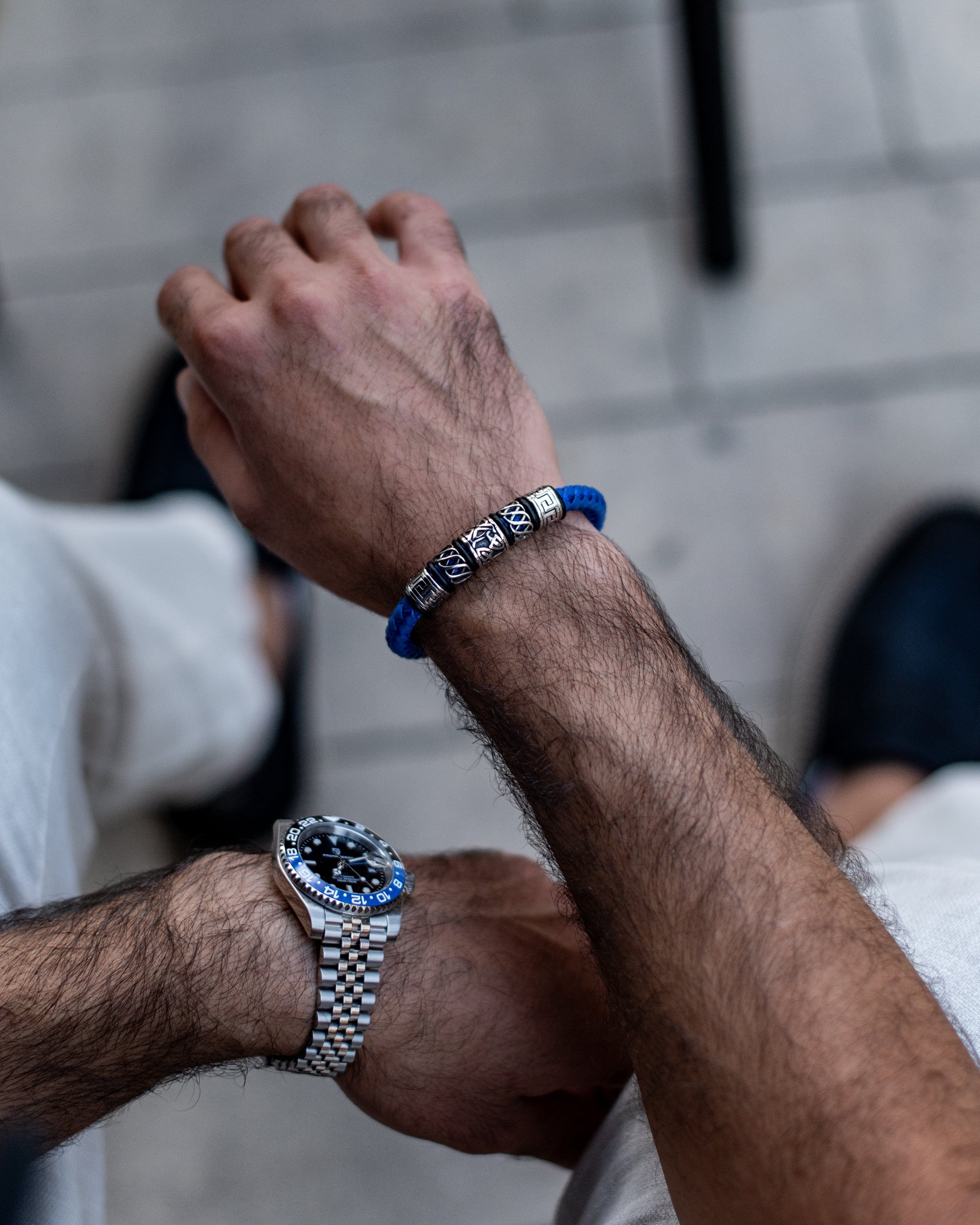 Muška Narukvica Meandros – Plava Boja - Prkaz narukvice izbliza na ruci muškarca