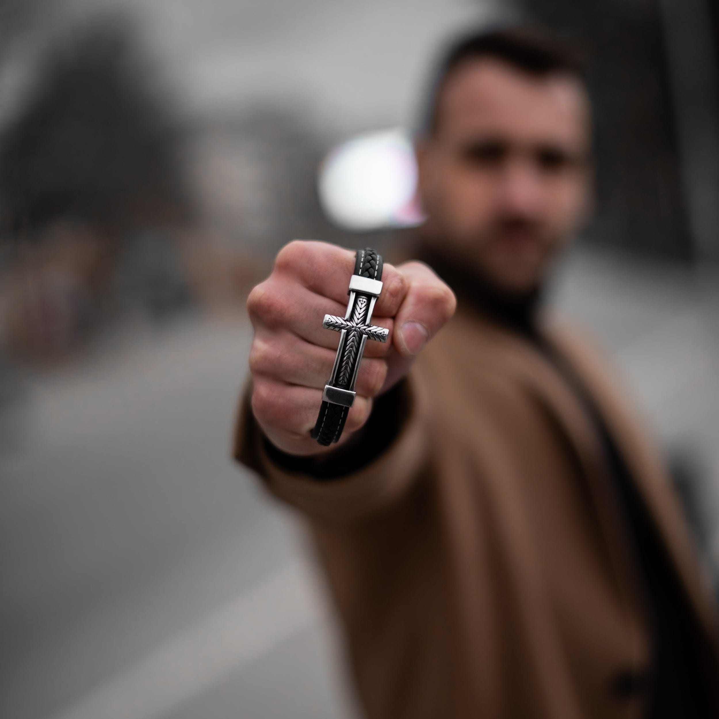 Prikaz muske narukvice OSTROG u srebrno crnoj boji. Hiruski Celik i prava koza