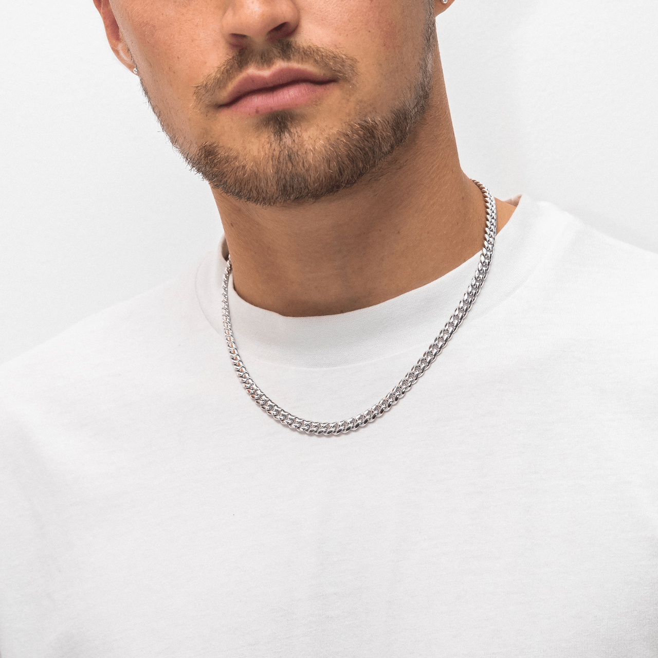 Muskarac nosi oko vrata musku ogrlicu Cuban 7mm, lanac HIRUSKI CELIK, srebrna boja model 28