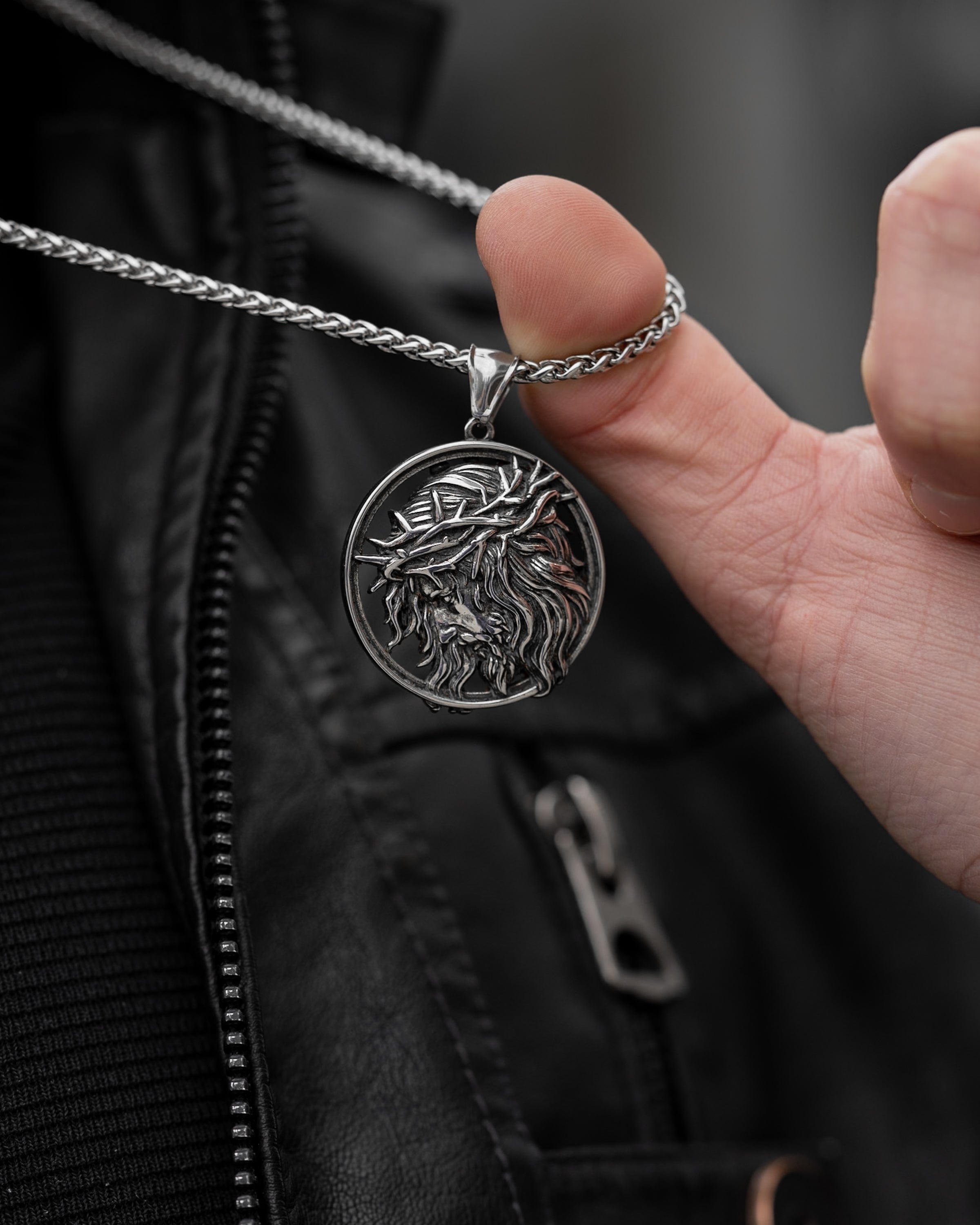 Muskarac detaljno pokazuje privezak muske ogrlice Crown of Thorns , Privezak i lanac HIRUSKI CELIK, srebrna boja, Najbolja cena i prodaja u Srbiji, model 15