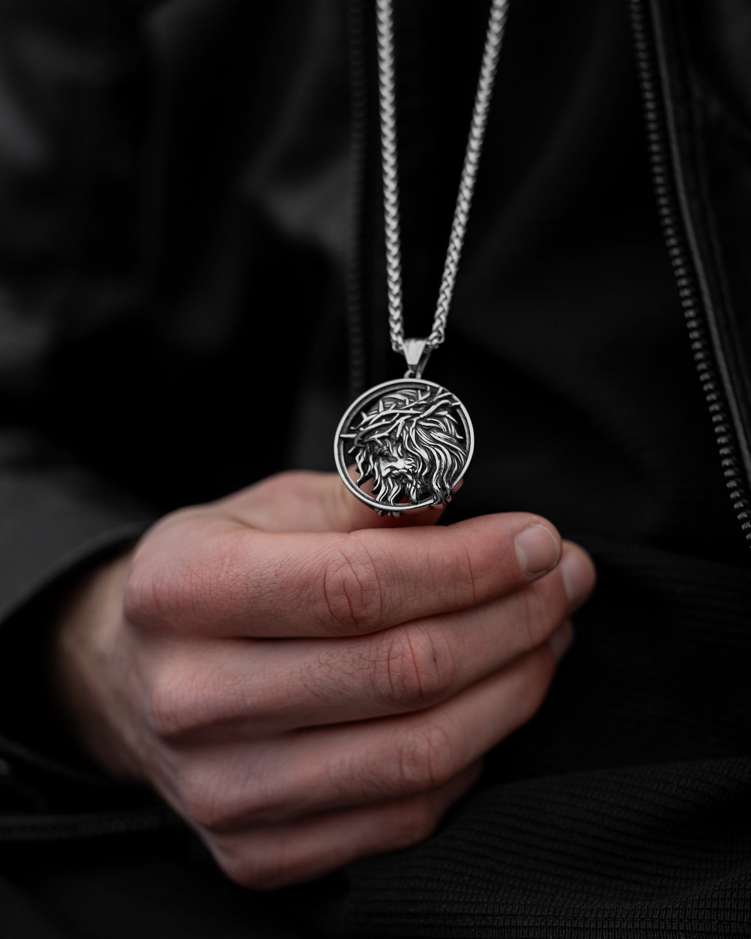 Muskarac rukom prikazuje detaljno privezak muske ogrlice Crown of Thorns, Privezak i lanac HIRUSKI CELIK, srebrna boja, Najbolja cena i prodaja u Srbiji, model 15