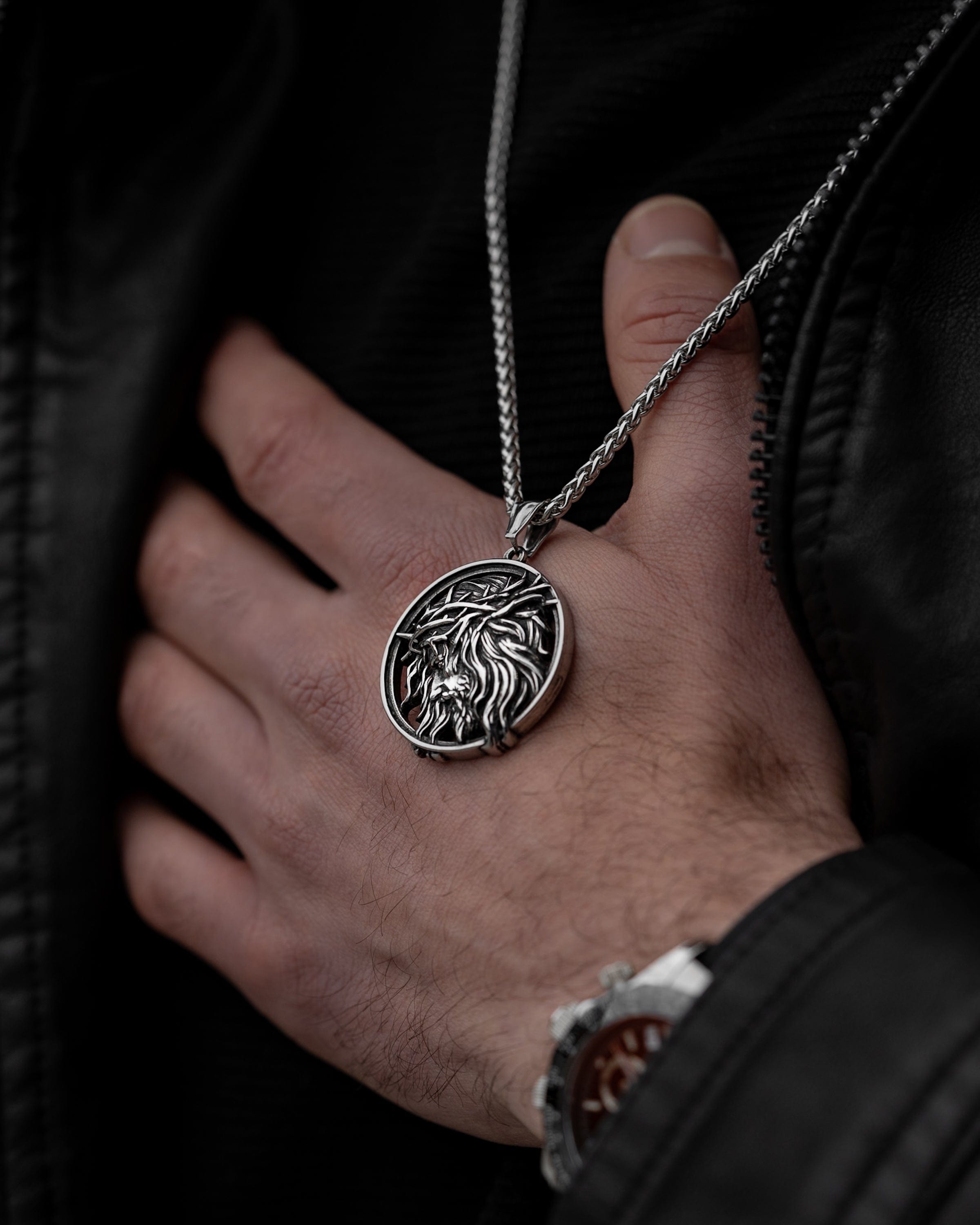 Muskarac rukom prikazuje detaljno privezak muske ogrlice Crown of Thorns, Privezak i lanac HIRUSKI CELIK, srebrna boja, Najbolja cena i prodaja u Srbiji, model 15