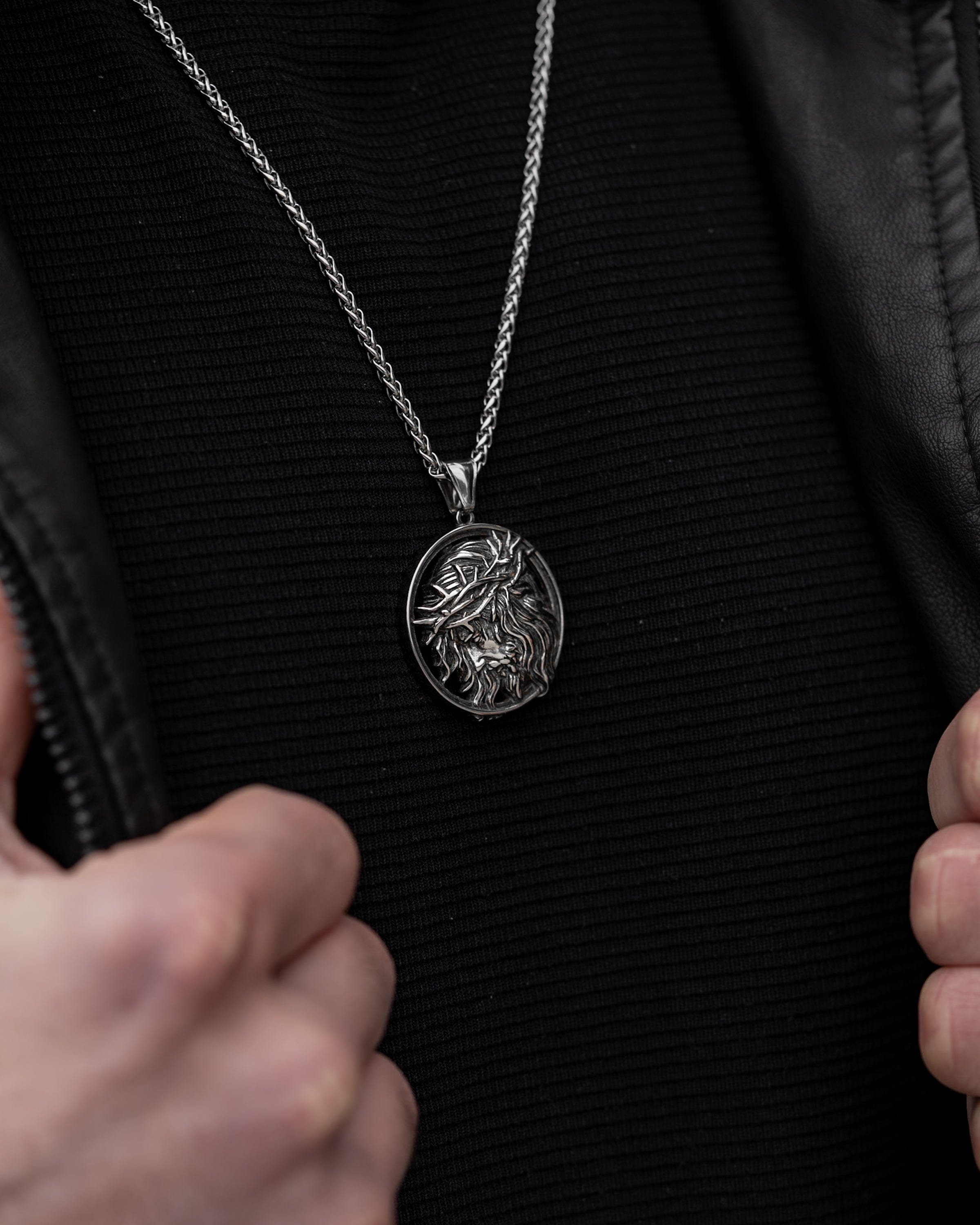 Muskarac nosi oko vrata i detaljno prikazuje privezak muske ogrlice Crown of Thorns , Privezak i lanac HIRUSKI CELIK, srebrna boja, Najbolja cena i prodaja u Srbiji, model 15